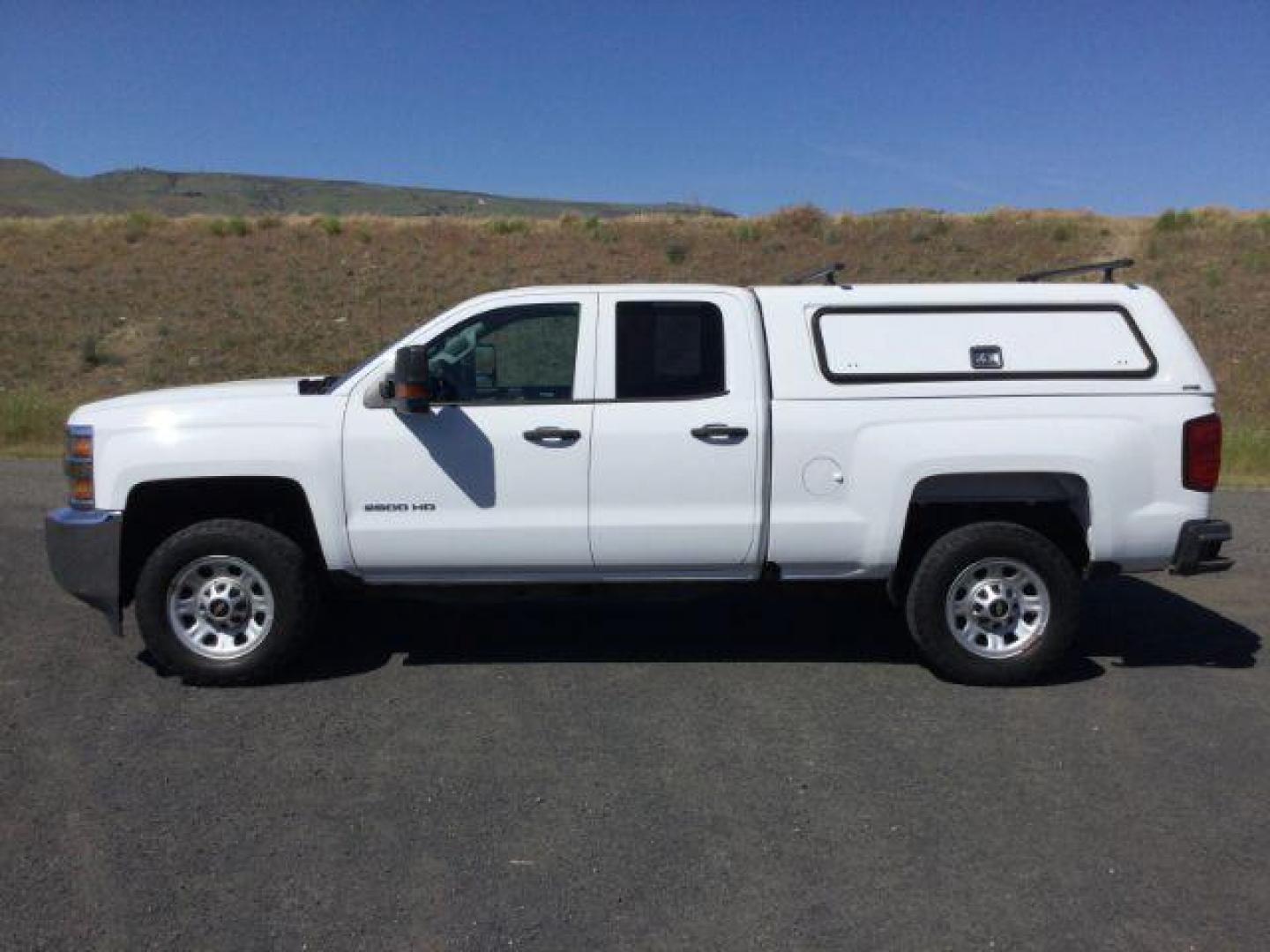 2018 Summit White /GRAY CLOTH Chevrolet Silverado 2500HD Double Cab LT 4x4 (1GC2KUEG0JZ) with an Vortec 6L V-8 variable valve control engine, 6-Speed Automatic transmission, located at 1801 Main Street, Lewiston, 83501, (208) 743-9371, 46.417065, -117.004799 - Photo#2