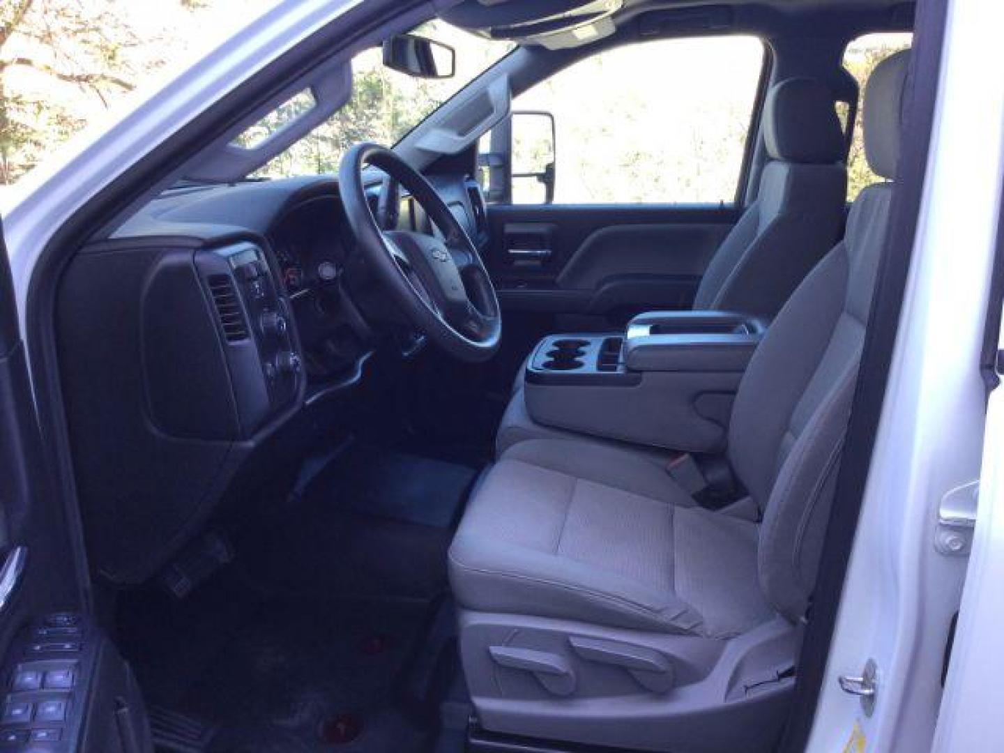 2018 Summit White /GRAY CLOTH Chevrolet Silverado 2500HD Double Cab LT 4x4 (1GC2KUEG0JZ) with an Vortec 6L V-8 variable valve control engine, 6-Speed Automatic transmission, located at 1801 Main Street, Lewiston, 83501, (208) 743-9371, 46.417065, -117.004799 - Photo#3