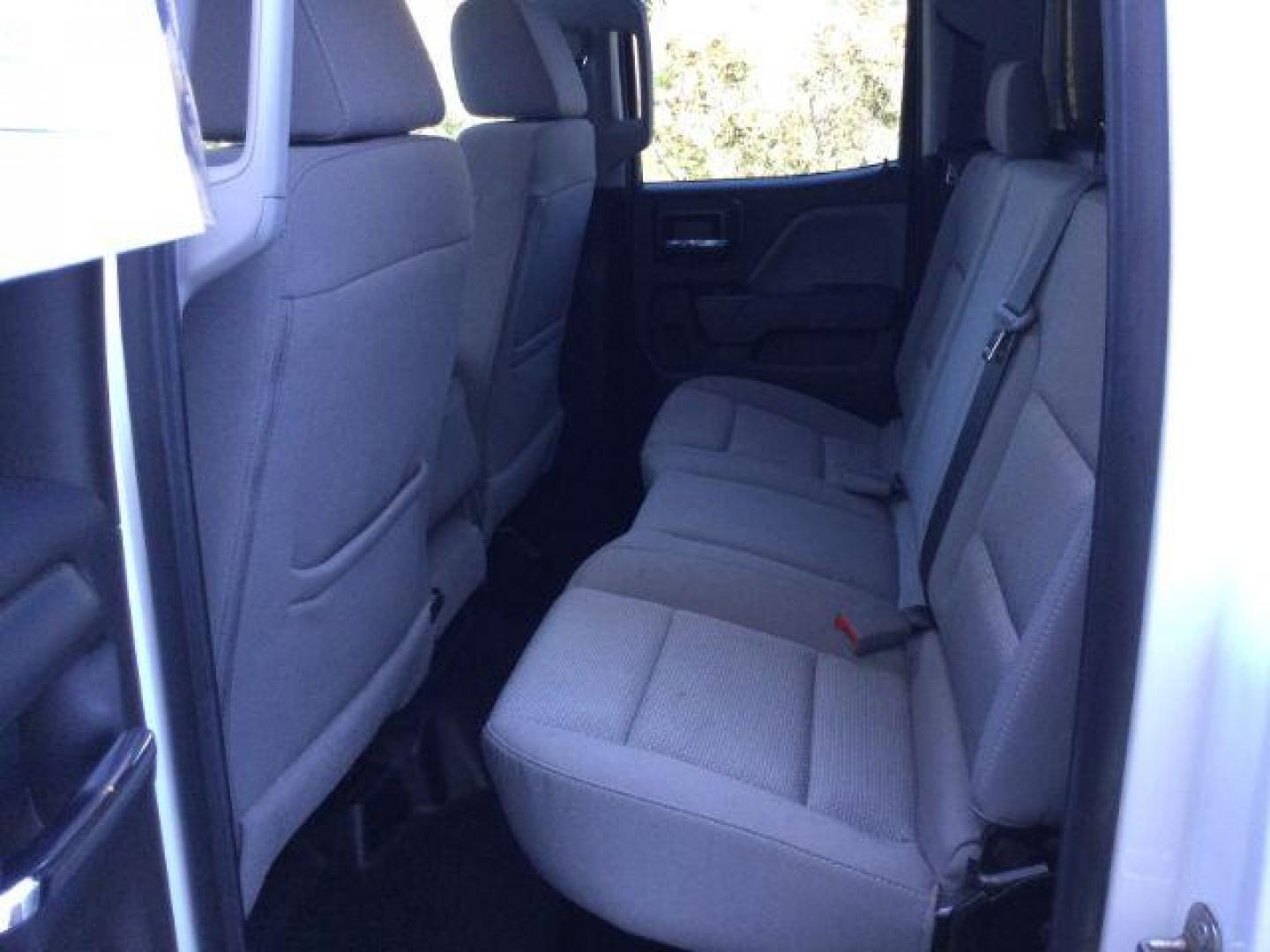 2018 Summit White /GRAY CLOTH Chevrolet Silverado 2500HD Double Cab LT 4x4 (1GC2KUEG0JZ) with an Vortec 6L V-8 variable valve control engine, 6-Speed Automatic transmission, located at 1801 Main Street, Lewiston, 83501, (208) 743-9371, 46.417065, -117.004799 - Photo#4