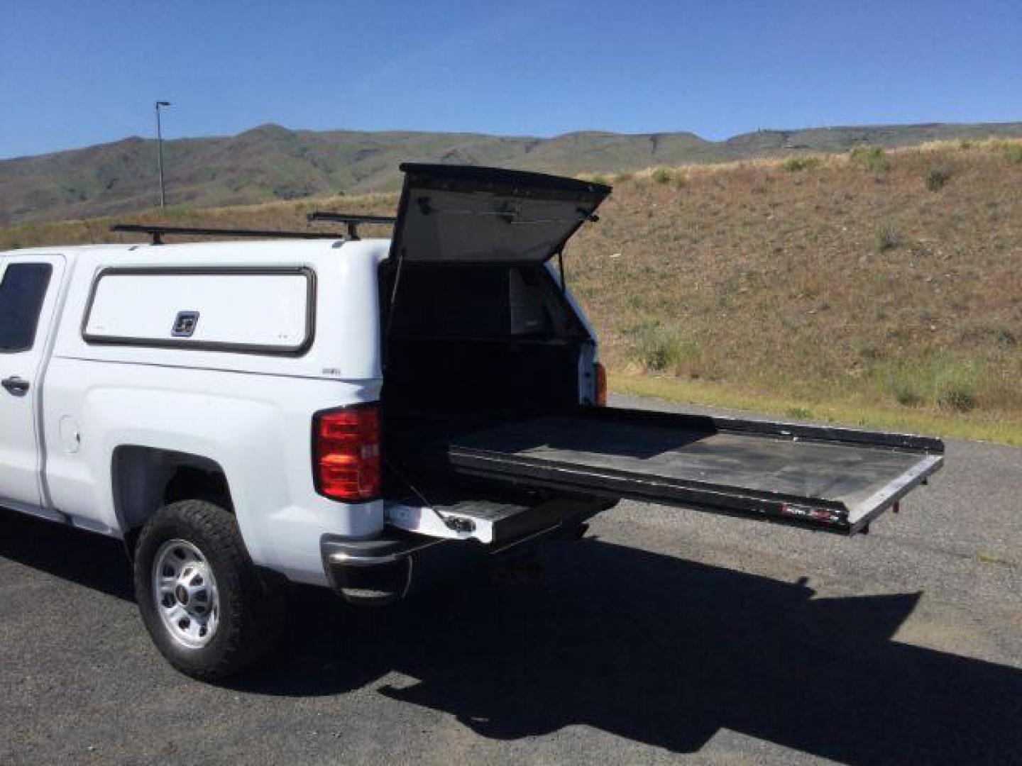 2018 Summit White /GRAY CLOTH Chevrolet Silverado 2500HD Double Cab LT 4x4 (1GC2KUEG0JZ) with an Vortec 6L V-8 variable valve control engine, 6-Speed Automatic transmission, located at 1801 Main Street, Lewiston, 83501, (208) 743-9371, 46.417065, -117.004799 - Photo#8