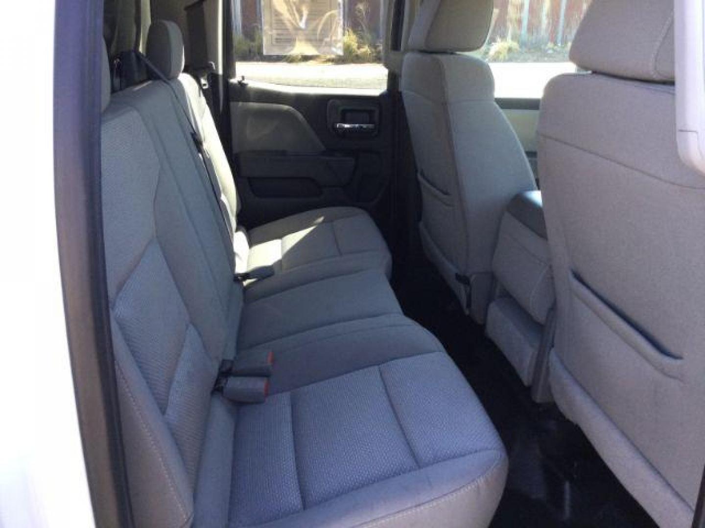 2018 Summit White /GRAY CLOTH Chevrolet Silverado 2500HD Double Cab LT 4x4 (1GC2KUEG0JZ) with an Vortec 6L V-8 variable valve control engine, 6-Speed Automatic transmission, located at 1801 Main Street, Lewiston, 83501, (208) 743-9371, 46.417065, -117.004799 - Photo#11