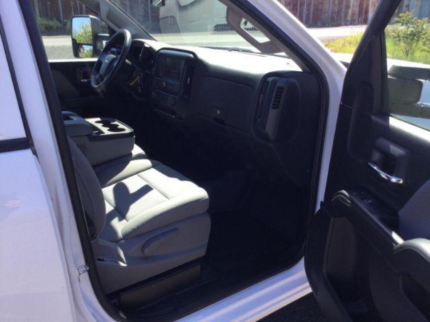 2018 Summit White /GRAY CLOTH Chevrolet Silverado 2500HD Double Cab LT 4x4 (1GC2KUEG0JZ) with an Vortec 6L V-8 variable valve control engine, 6-Speed Automatic transmission, located at 1801 Main Street, Lewiston, 83501, (208) 743-9371, 46.417065, -117.004799 - Photo#12