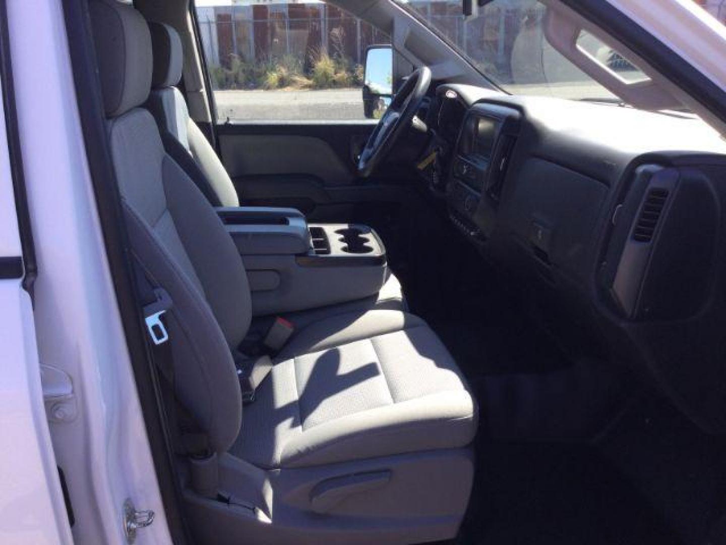 2018 Summit White /GRAY CLOTH Chevrolet Silverado 2500HD Double Cab LT 4x4 (1GC2KUEG0JZ) with an Vortec 6L V-8 variable valve control engine, 6-Speed Automatic transmission, located at 1801 Main Street, Lewiston, 83501, (208) 743-9371, 46.417065, -117.004799 - Photo#13