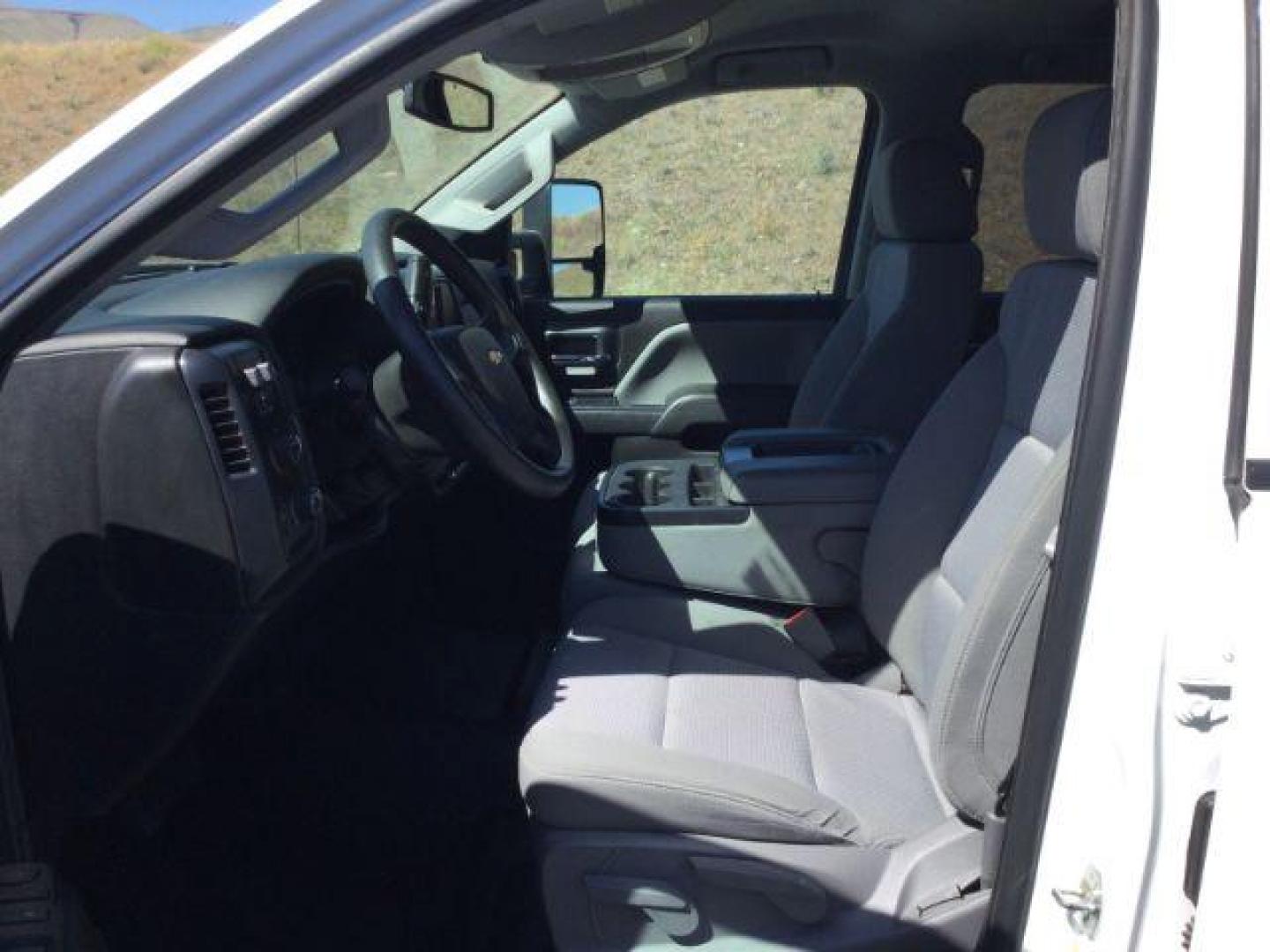 2018 Summit White /GRAY CLOTH Chevrolet Silverado 2500HD Double Cab LT 4x4 (1GC2KUEG0JZ) with an Vortec 6L V-8 variable valve control engine, 6-Speed Automatic transmission, located at 1801 Main Street, Lewiston, 83501, (208) 743-9371, 46.417065, -117.004799 - Photo#15