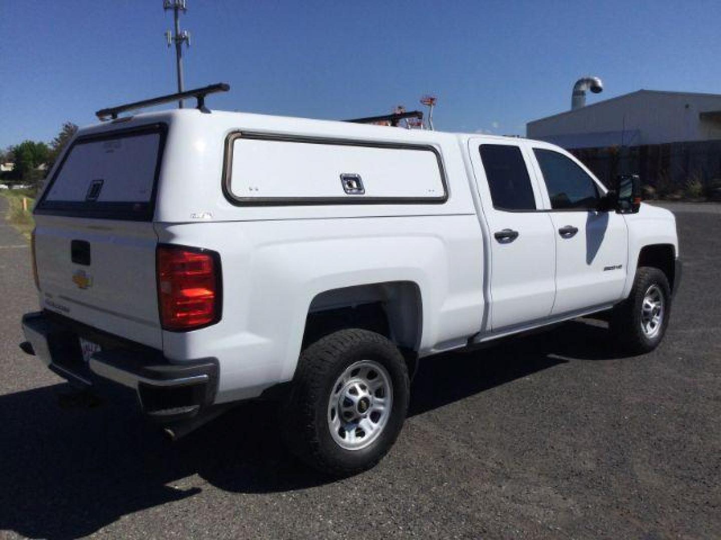 2018 Summit White /GRAY CLOTH Chevrolet Silverado 2500HD Double Cab LT 4x4 (1GC2KUEG0JZ) with an Vortec 6L V-8 variable valve control engine, 6-Speed Automatic transmission, located at 1801 Main Street, Lewiston, 83501, (208) 743-9371, 46.417065, -117.004799 - Photo#18