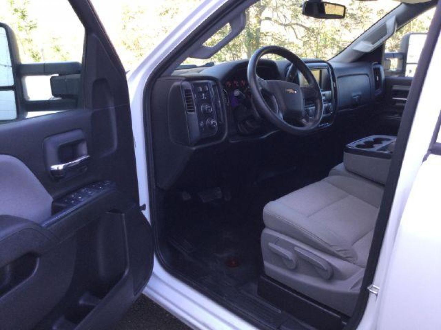 2018 Summit White /GRAY CLOTH Chevrolet Silverado 2500HD Double Cab LT 4x4 (1GC2KUEG0JZ) with an Vortec 6L V-8 variable valve control engine, 6-Speed Automatic transmission, located at 1801 Main Street, Lewiston, 83501, (208) 743-9371, 46.417065, -117.004799 - Photo#21