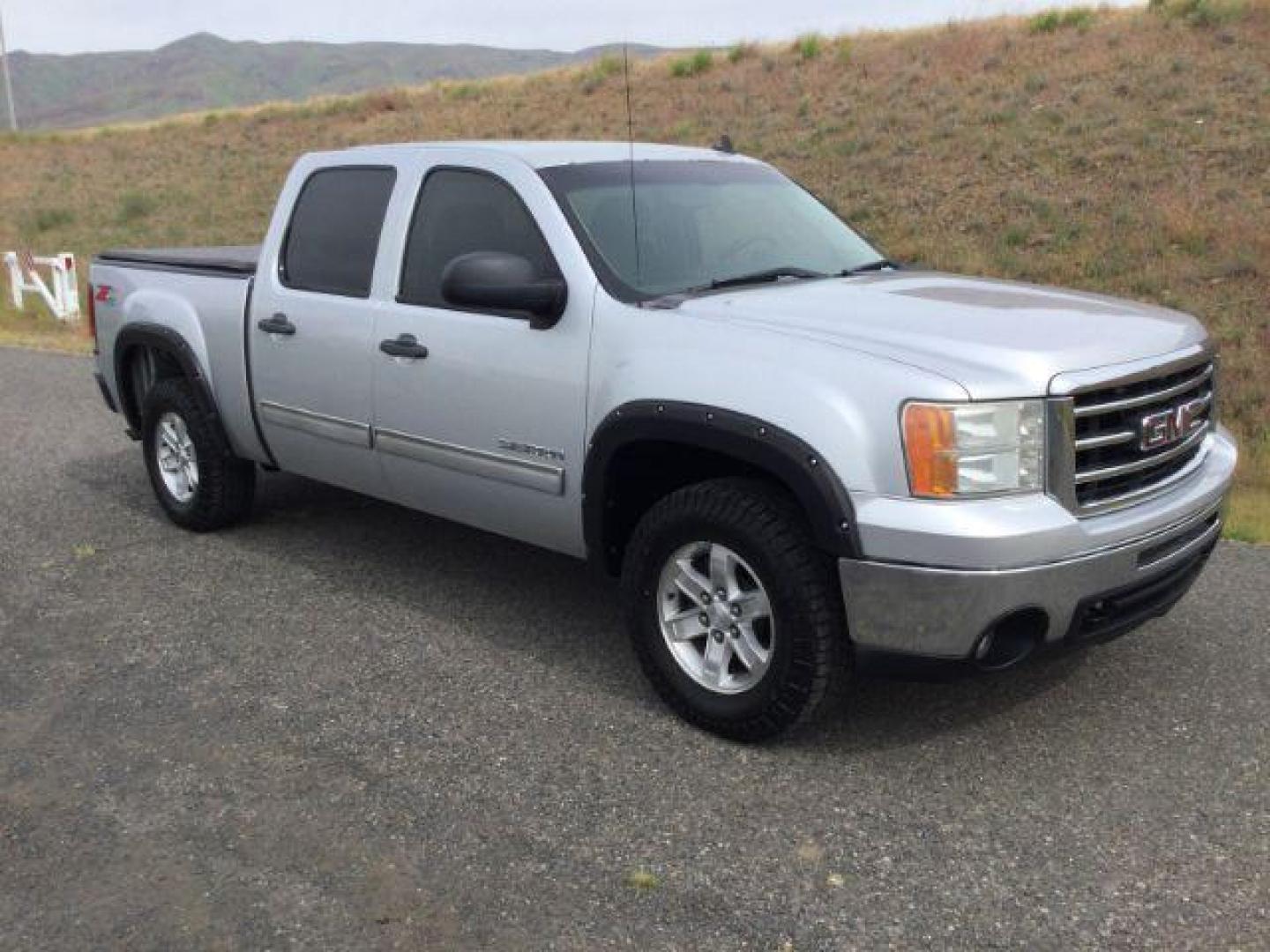 2013 Quicksilver Metallic /Ebony GMC Sierra 1500 SLE (3GTP2VE72DG) with an 5.3L V8 engine, 6-Speed Automatic transmission, located at 1801 Main Street, Lewiston, 83501, (208) 743-9371, 46.417065, -117.004799 - Photo#0