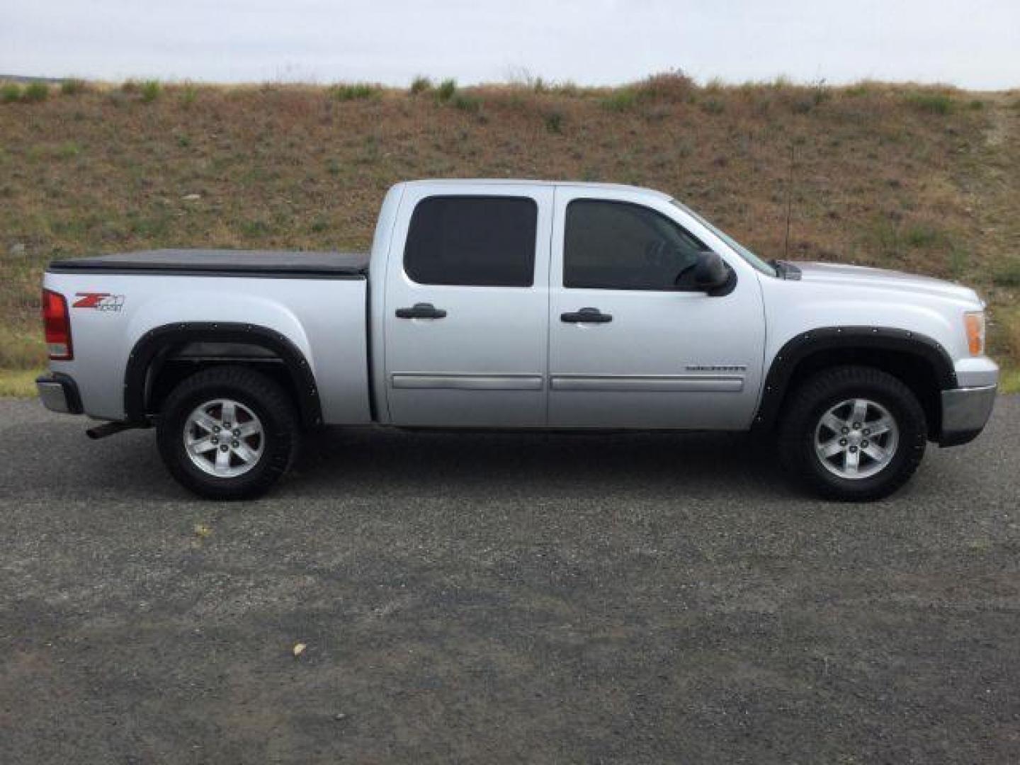 2013 Quicksilver Metallic /Ebony GMC Sierra 1500 SLE (3GTP2VE72DG) with an 5.3L V8 engine, 6-Speed Automatic transmission, located at 1801 Main Street, Lewiston, 83501, (208) 743-9371, 46.417065, -117.004799 - Photo#1