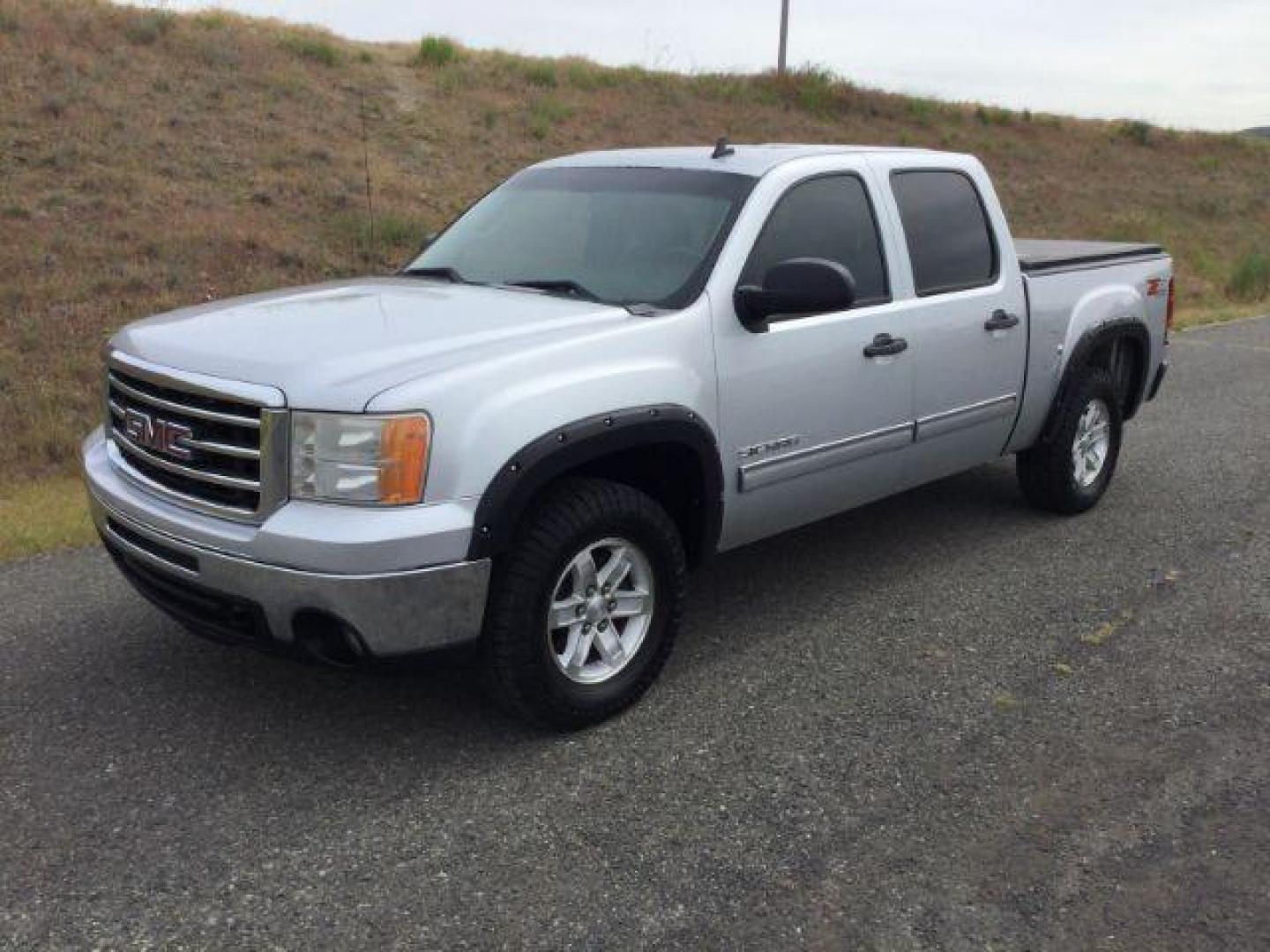 2013 Quicksilver Metallic /Ebony GMC Sierra 1500 SLE (3GTP2VE72DG) with an 5.3L V8 engine, 6-Speed Automatic transmission, located at 1801 Main Street, Lewiston, 83501, (208) 743-9371, 46.417065, -117.004799 - Photo#2