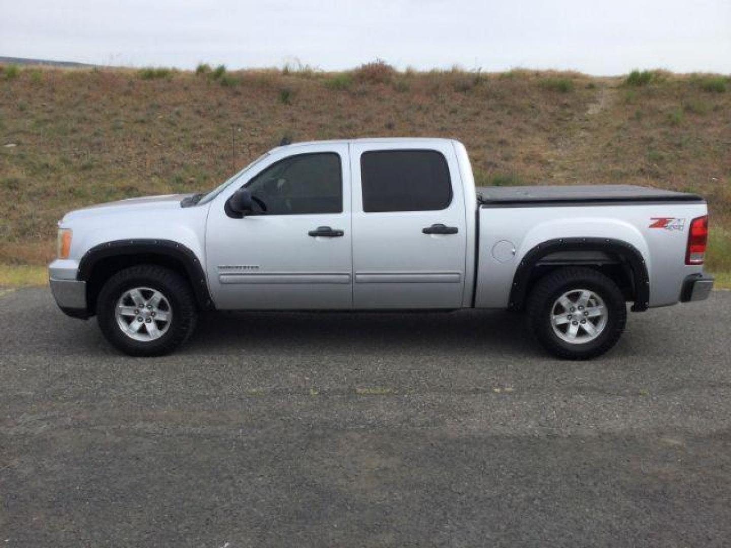 2013 Quicksilver Metallic /Ebony GMC Sierra 1500 SLE (3GTP2VE72DG) with an 5.3L V8 engine, 6-Speed Automatic transmission, located at 1801 Main Street, Lewiston, 83501, (208) 743-9371, 46.417065, -117.004799 - Photo#3