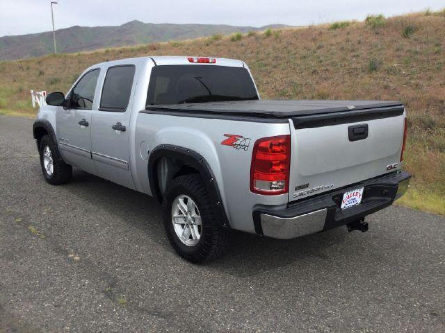 2013 Quicksilver Metallic /Ebony GMC Sierra 1500 SLE (3GTP2VE72DG) with an 5.3L V8 engine, 6-Speed Automatic transmission, located at 1801 Main Street, Lewiston, 83501, (208) 743-9371, 46.417065, -117.004799 - Photo#7