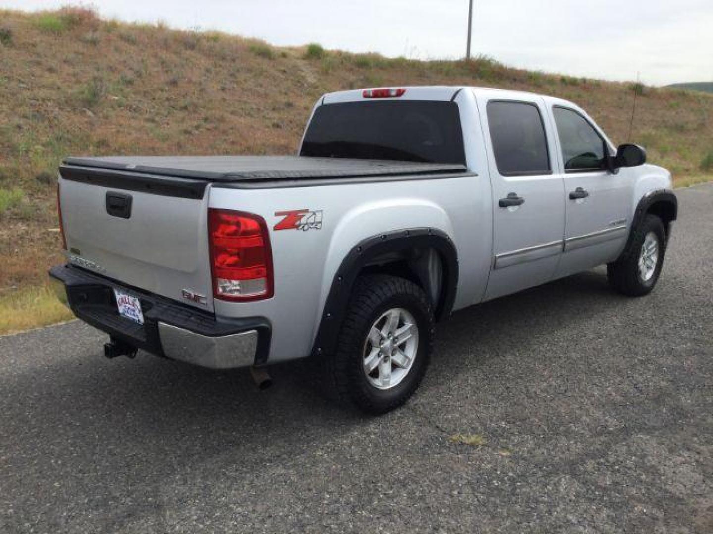 2013 Quicksilver Metallic /Ebony GMC Sierra 1500 SLE (3GTP2VE72DG) with an 5.3L V8 engine, 6-Speed Automatic transmission, located at 1801 Main Street, Lewiston, 83501, (208) 743-9371, 46.417065, -117.004799 - Photo#17