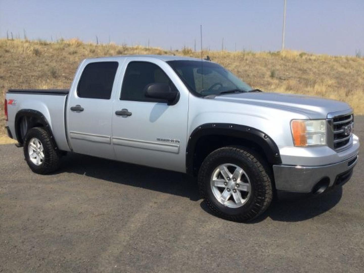2013 Quicksilver Metallic /Ebony GMC Sierra 1500 SLE (3GTP2VE72DG) with an 5.3L V8 engine, 6-Speed Automatic transmission, located at 1801 Main Street, Lewiston, 83501, (208) 743-9371, 46.417065, -117.004799- Photo#5