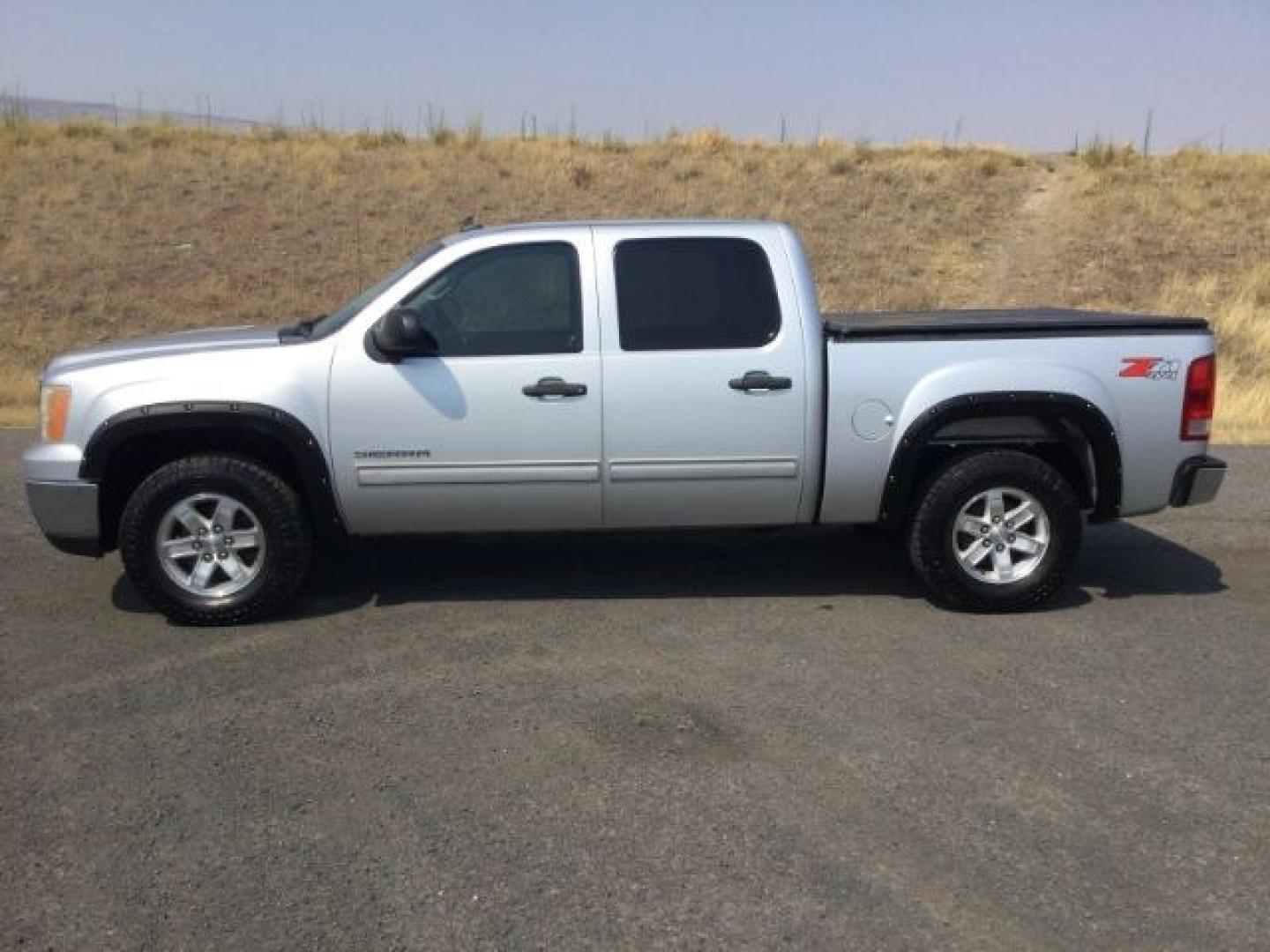 2013 Quicksilver Metallic /Ebony GMC Sierra 1500 SLE (3GTP2VE72DG) with an 5.3L V8 engine, 6-Speed Automatic transmission, located at 1801 Main Street, Lewiston, 83501, (208) 743-9371, 46.417065, -117.004799- Photo#6