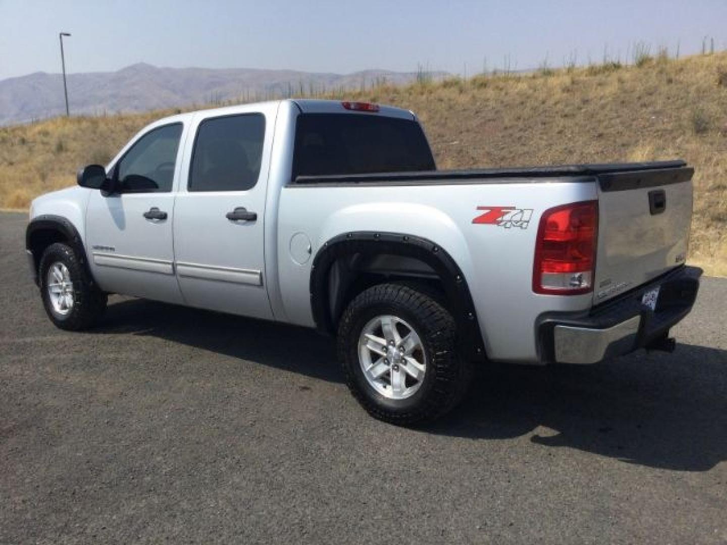 2013 Quicksilver Metallic /Ebony GMC Sierra 1500 SLE (3GTP2VE72DG) with an 5.3L V8 engine, 6-Speed Automatic transmission, located at 1801 Main Street, Lewiston, 83501, (208) 743-9371, 46.417065, -117.004799- Photo#7