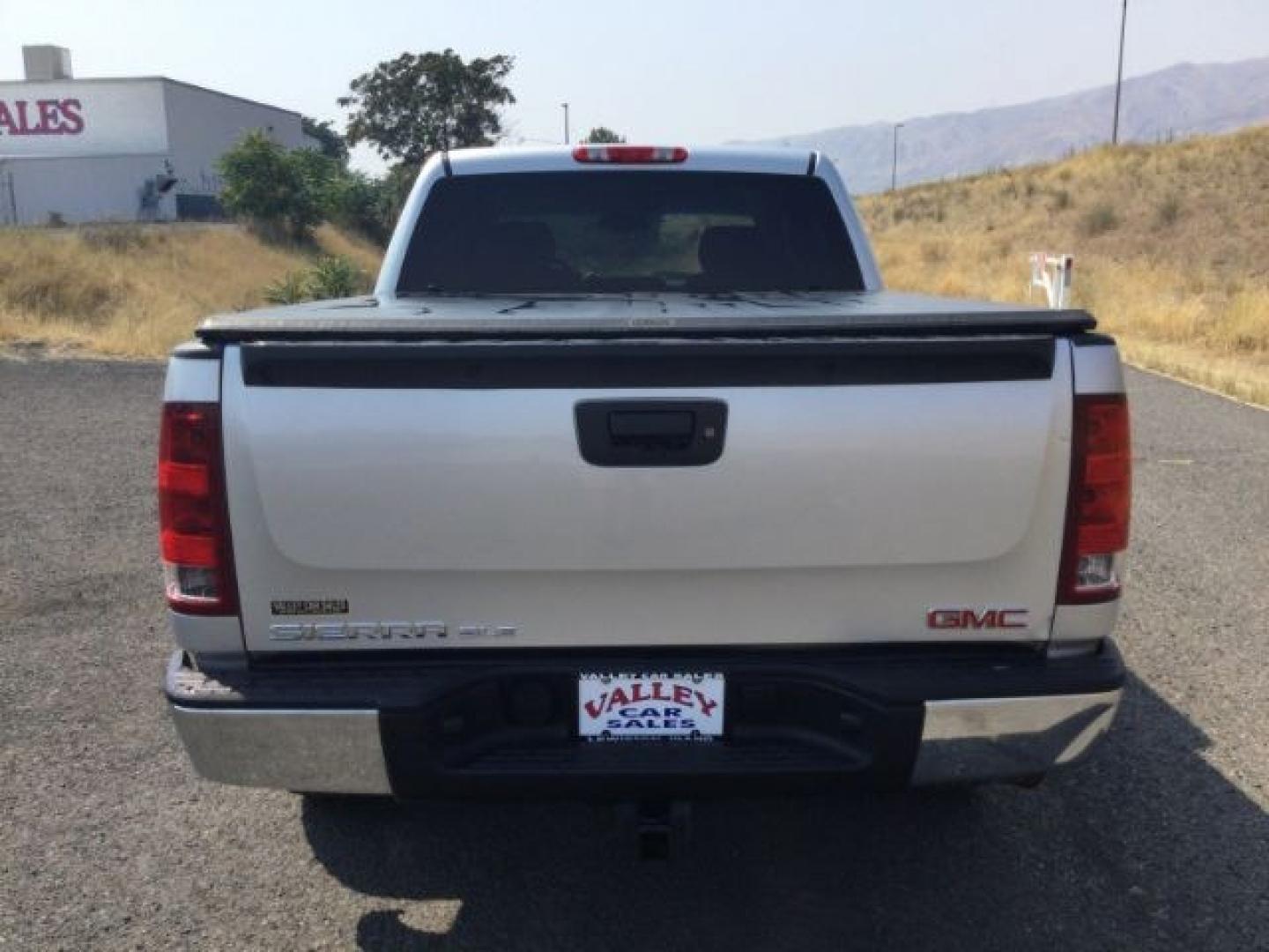 2013 Quicksilver Metallic /Ebony GMC Sierra 1500 SLE (3GTP2VE72DG) with an 5.3L V8 engine, 6-Speed Automatic transmission, located at 1801 Main Street, Lewiston, 83501, (208) 743-9371, 46.417065, -117.004799- Photo#8