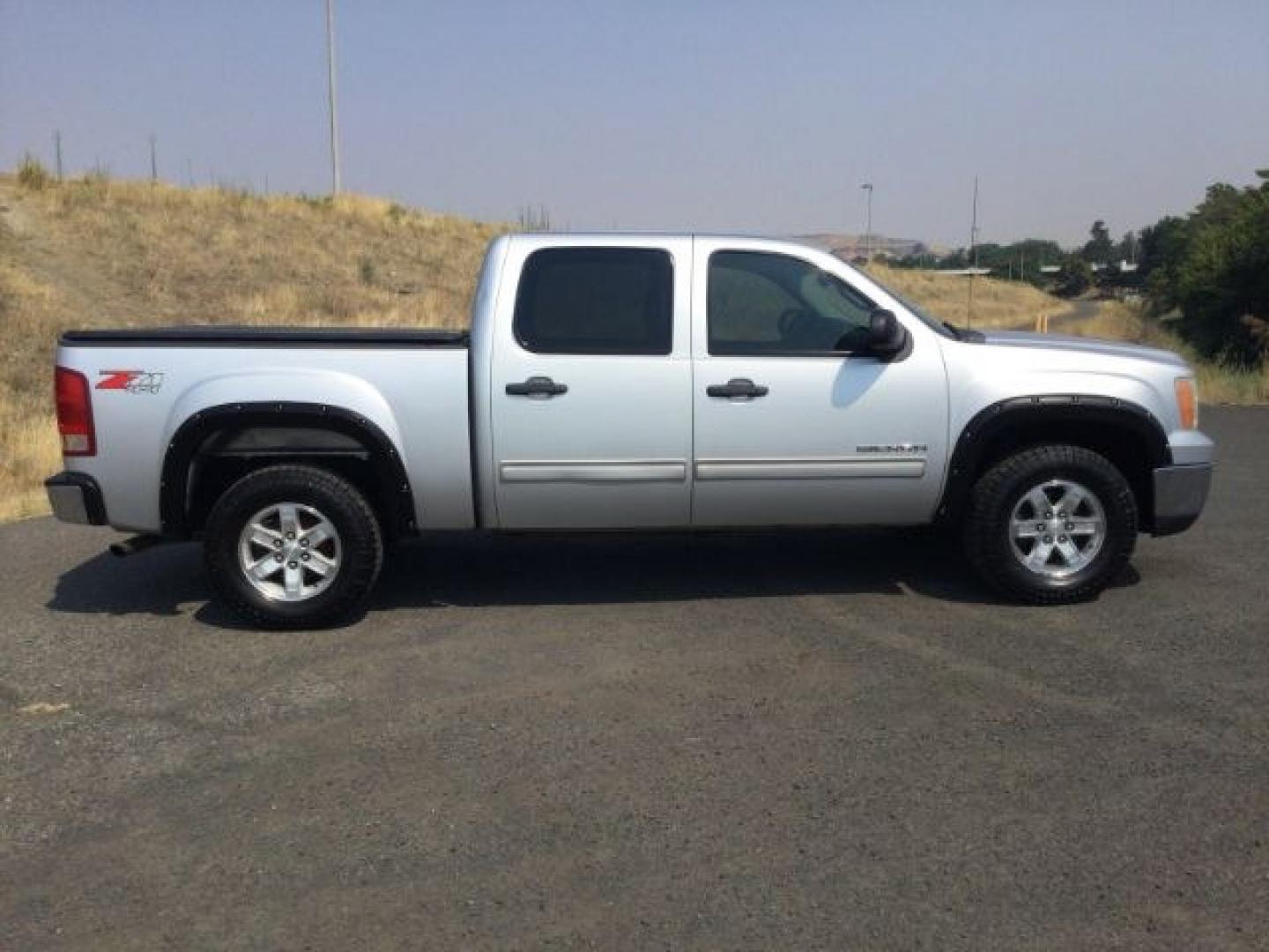2013 Quicksilver Metallic /Ebony GMC Sierra 1500 SLE (3GTP2VE72DG) with an 5.3L V8 engine, 6-Speed Automatic transmission, located at 1801 Main Street, Lewiston, 83501, (208) 743-9371, 46.417065, -117.004799- Photo#16