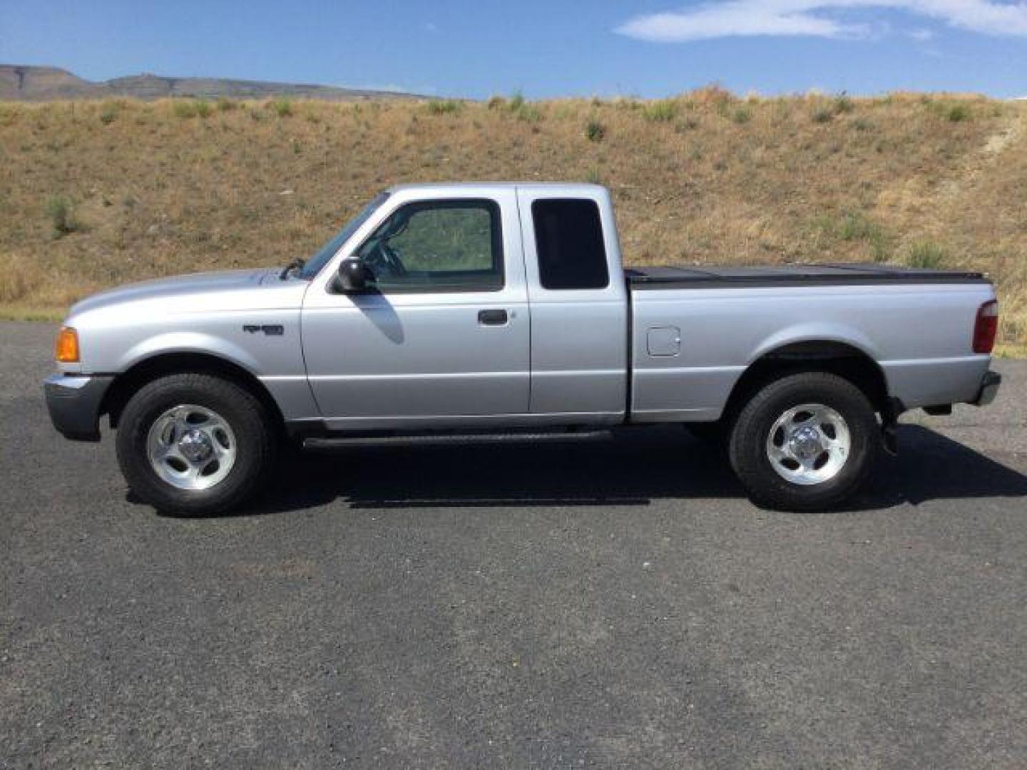 2004 Silver Clearcoat Metallic /Black/Gray cloth Ford Ranger XLT 4x4 (1FTZR45E64P) with an 4L V-6 regular unleaded engine, automatic transmission, located at 1801 Main Street, Lewiston, 83501, (208) 743-9371, 46.417065, -117.004799 - Photo#2