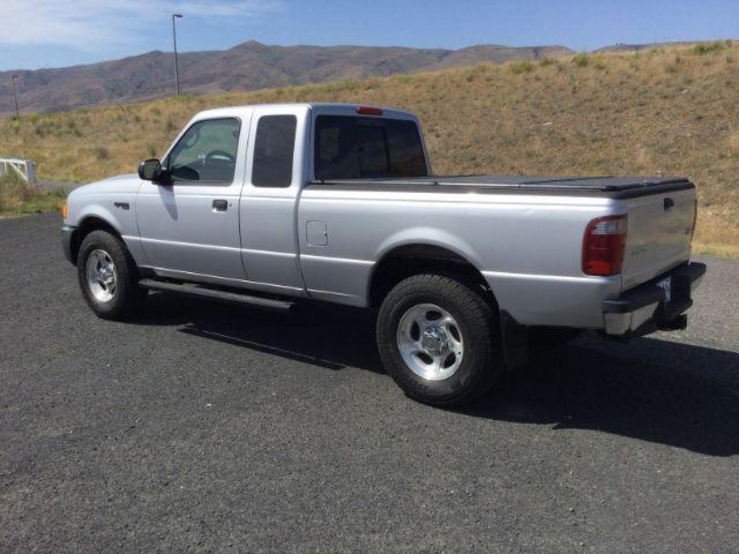 2004 Silver Clearcoat Metallic /Black/Gray cloth Ford Ranger XLT 4x4 (1FTZR45E64P) with an 4L V-6 regular unleaded engine, automatic transmission, located at 1801 Main Street, Lewiston, 83501, (208) 743-9371, 46.417065, -117.004799 - Photo#3