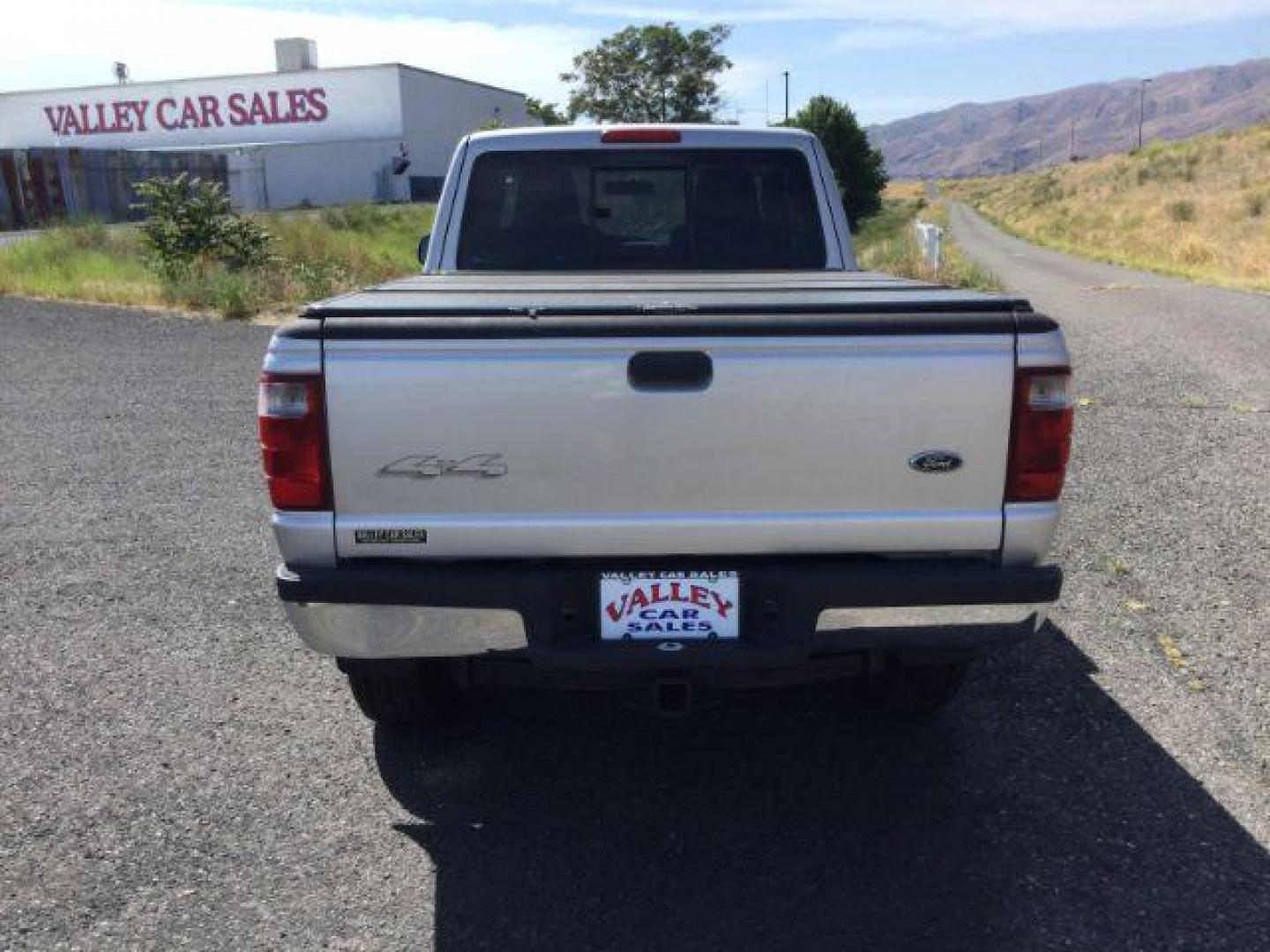 2004 Silver Clearcoat Metallic /Black/Gray cloth Ford Ranger XLT 4x4 (1FTZR45E64P) with an 4L V-6 regular unleaded engine, automatic transmission, located at 1801 Main Street, Lewiston, 83501, (208) 743-9371, 46.417065, -117.004799 - Photo#4