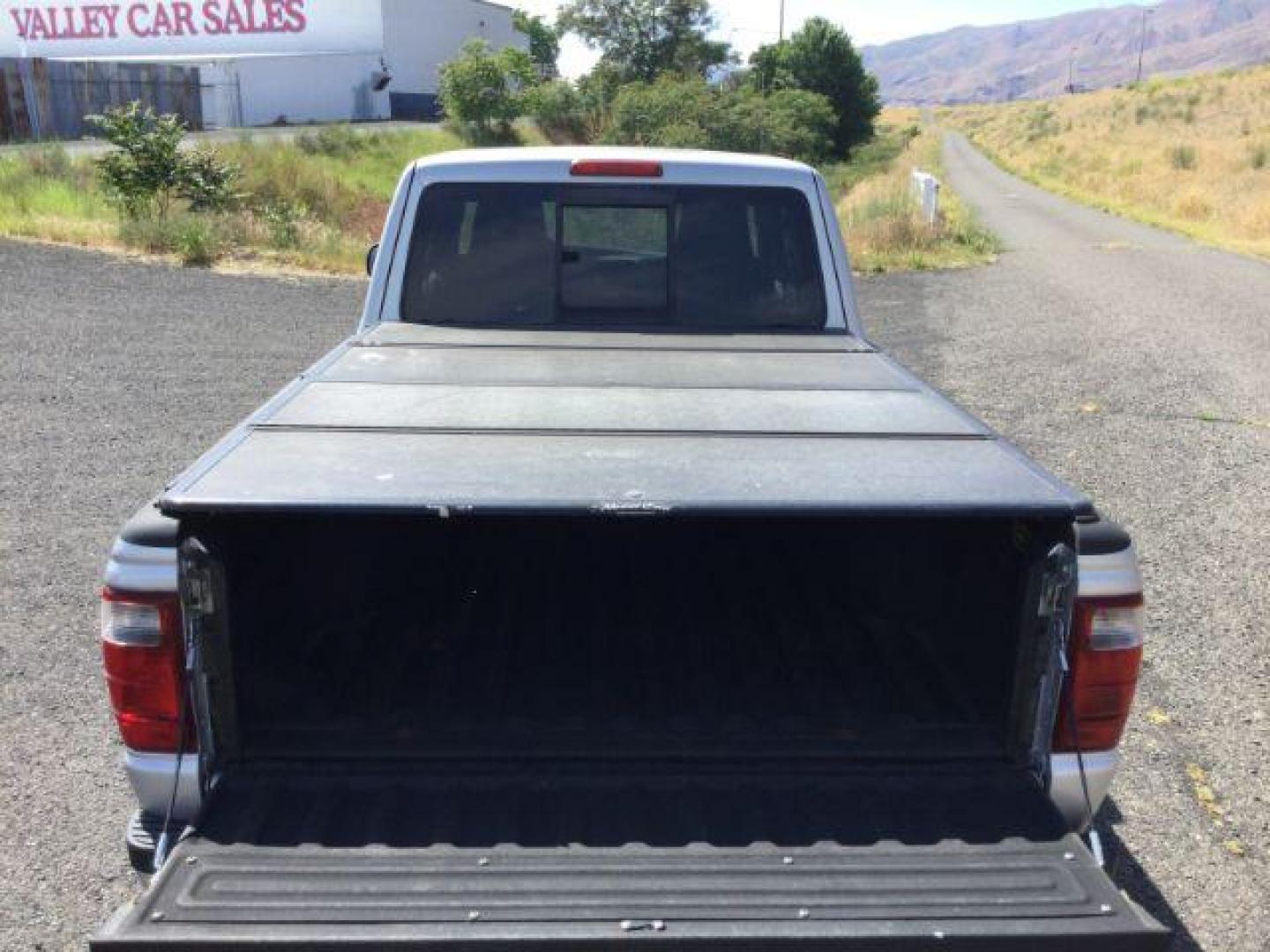 2004 Silver Clearcoat Metallic /Black/Gray cloth Ford Ranger XLT 4x4 (1FTZR45E64P) with an 4L V-6 regular unleaded engine, automatic transmission, located at 1801 Main Street, Lewiston, 83501, (208) 743-9371, 46.417065, -117.004799 - Photo#5