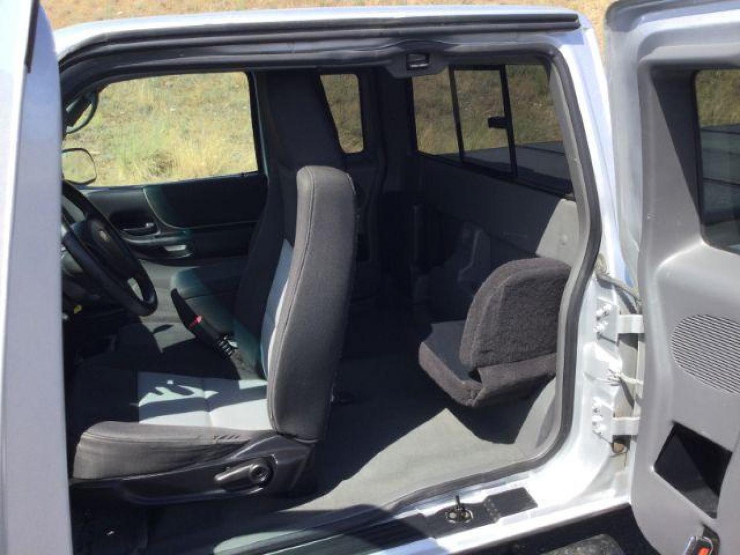 2004 Silver Clearcoat Metallic /Black/Gray cloth Ford Ranger XLT 4x4 (1FTZR45E64P) with an 4L V-6 regular unleaded engine, automatic transmission, located at 1801 Main Street, Lewiston, 83501, (208) 743-9371, 46.417065, -117.004799 - Photo#6
