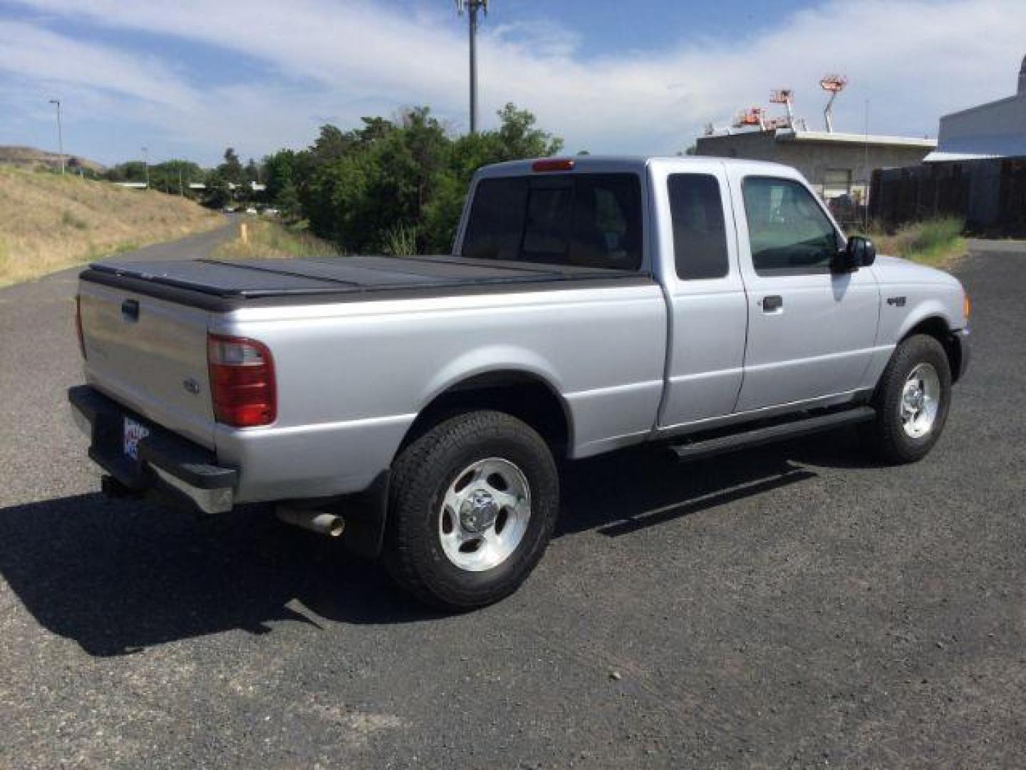 2004 Silver Clearcoat Metallic /Black/Gray cloth Ford Ranger XLT 4x4 (1FTZR45E64P) with an 4L V-6 regular unleaded engine, automatic transmission, located at 1801 Main Street, Lewiston, 83501, (208) 743-9371, 46.417065, -117.004799 - Photo#12