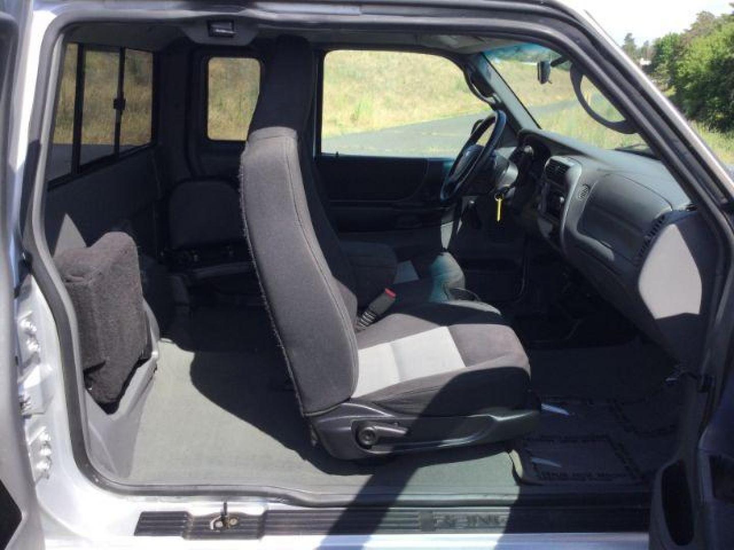 2004 Silver Clearcoat Metallic /Black/Gray cloth Ford Ranger XLT 4x4 (1FTZR45E64P) with an 4L V-6 regular unleaded engine, automatic transmission, located at 1801 Main Street, Lewiston, 83501, (208) 743-9371, 46.417065, -117.004799 - Photo#16