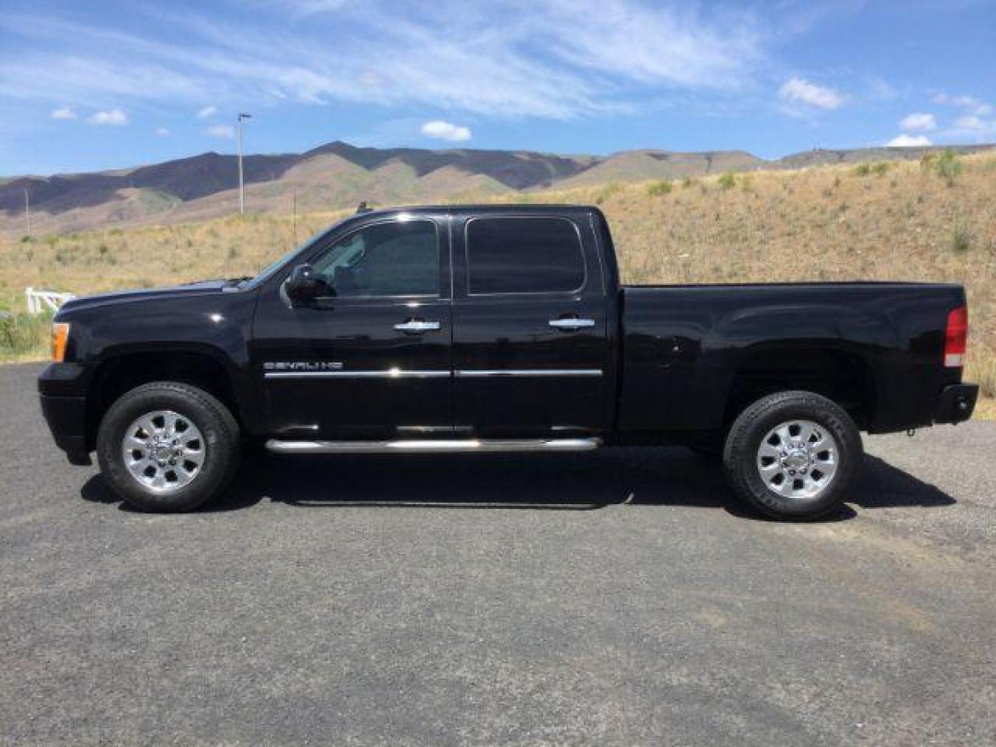 2011 Onyx Black GMC Sierra 2500HD Denali (1GT125CG2BF) , located at 1801 Main Street, Lewiston, 83501, (208) 743-9371, 46.417065, -117.004799 - Photo#2