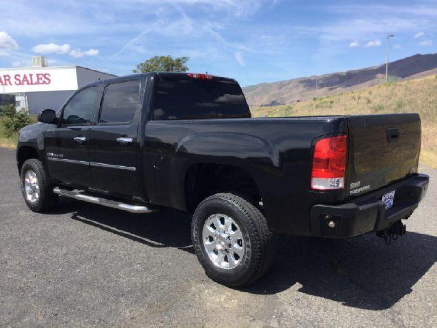 2011 Onyx Black GMC Sierra 2500HD Denali (1GT125CG2BF) , located at 1801 Main Street, Lewiston, 83501, (208) 743-9371, 46.417065, -117.004799 - Photo#6