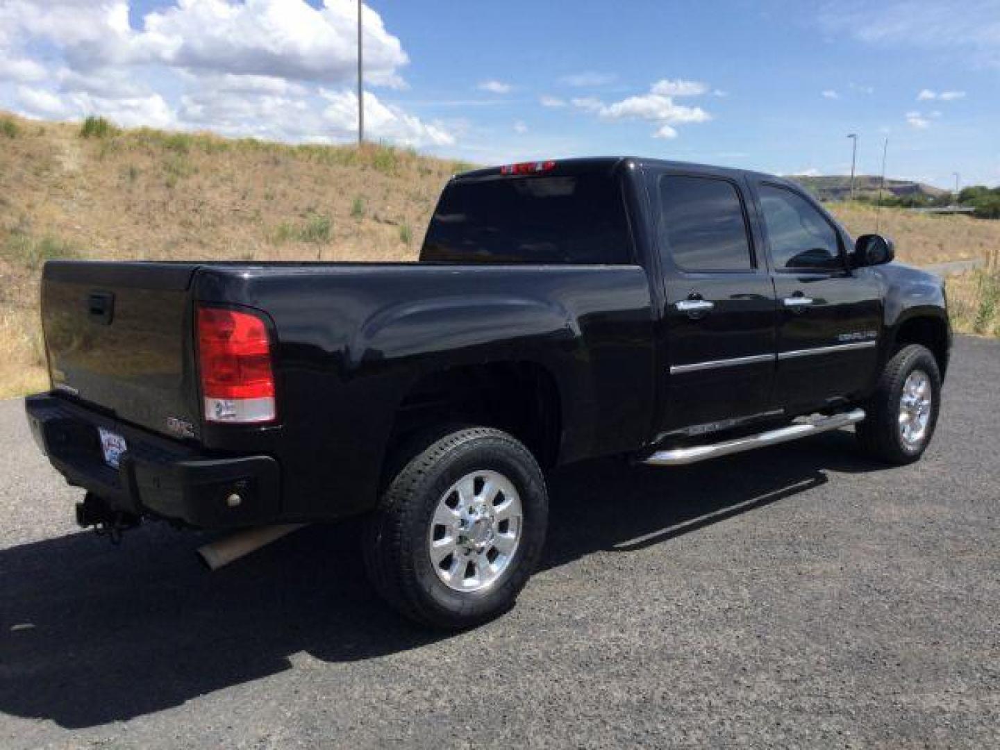 2011 Onyx Black GMC Sierra 2500HD Denali (1GT125CG2BF) , located at 1801 Main Street, Lewiston, 83501, (208) 743-9371, 46.417065, -117.004799 - Photo#17