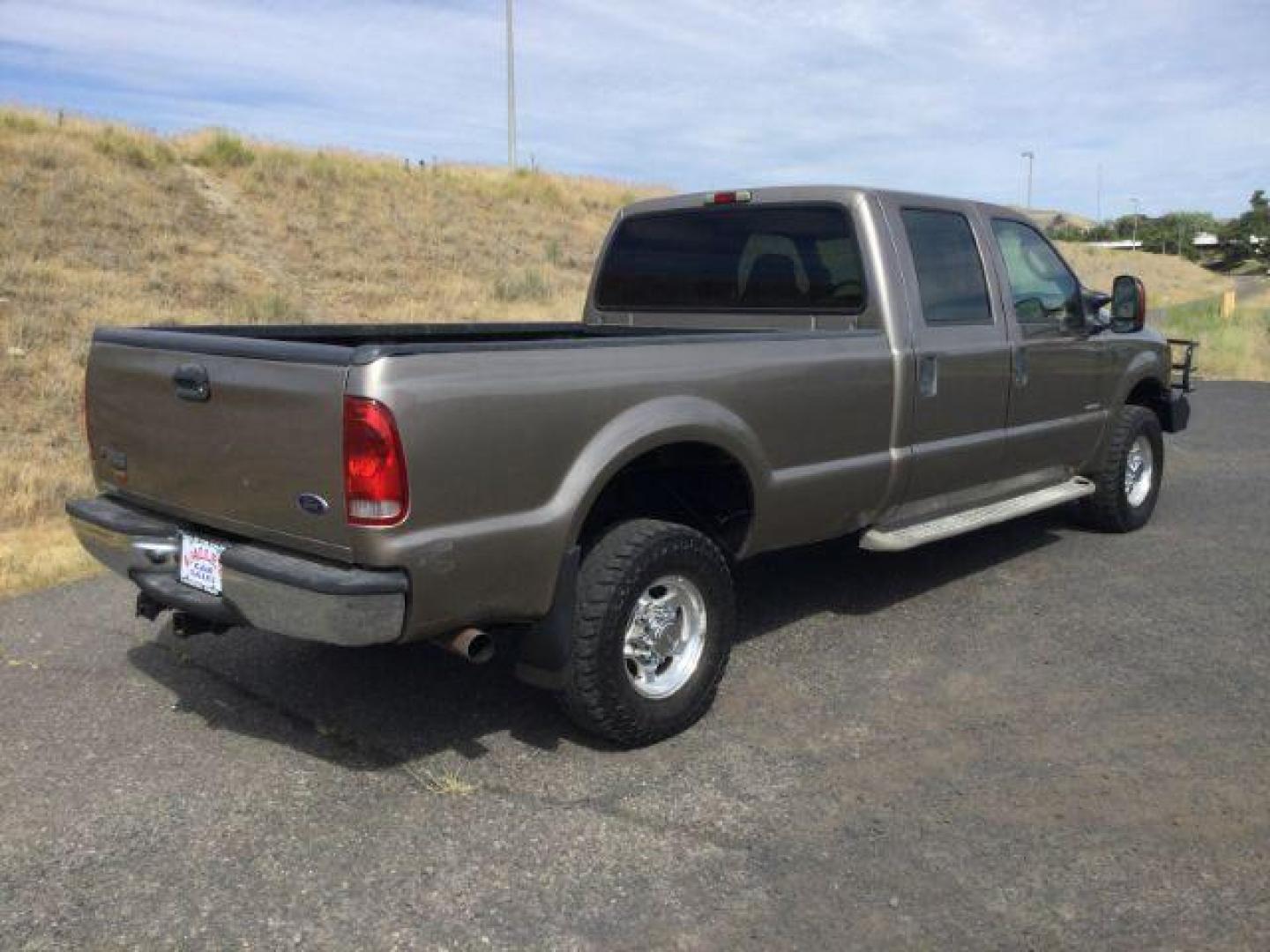 2004 Arizona Beige Metallic /Castano Leather Interior Ford F-350 Lariat Crew Cab Long Bed 4WD (1FTSW31P94E) with an 6.0L V8 OHV 32V TURBO DIESEL engine, 6-Speed Manual transmission, located at 1801 Main Street, Lewiston, 83501, (208) 743-9371, 46.417065, -117.004799 - Photo#13