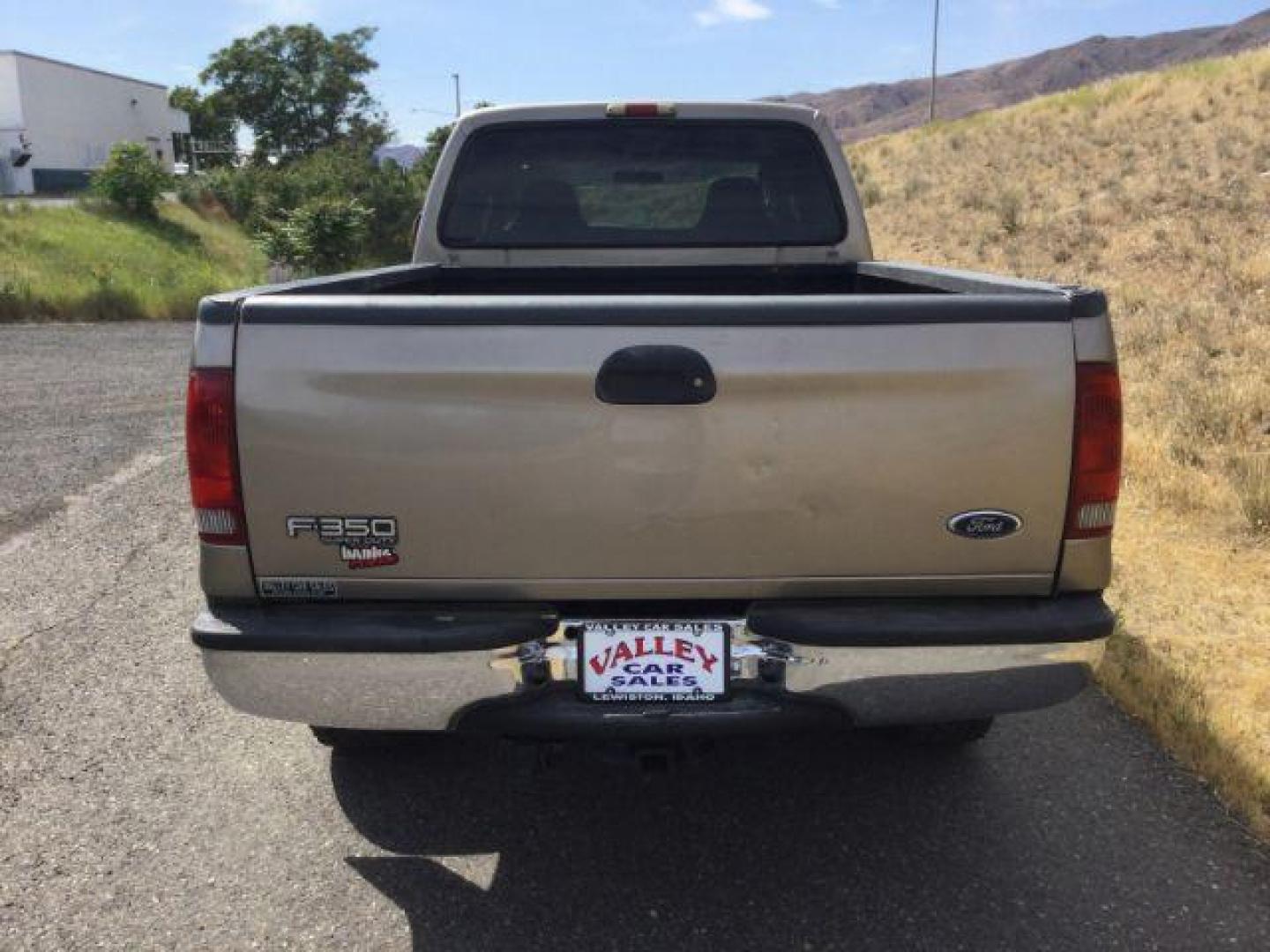 2004 Arizona Beige Metallic /Castano Leather Interior Ford F-350 Lariat Crew Cab Long Bed 4WD (1FTSW31P94E) with an 6.0L V8 OHV 32V TURBO DIESEL engine, 6-Speed Manual transmission, located at 1801 Main Street, Lewiston, 83501, (208) 743-9371, 46.417065, -117.004799 - Photo#15