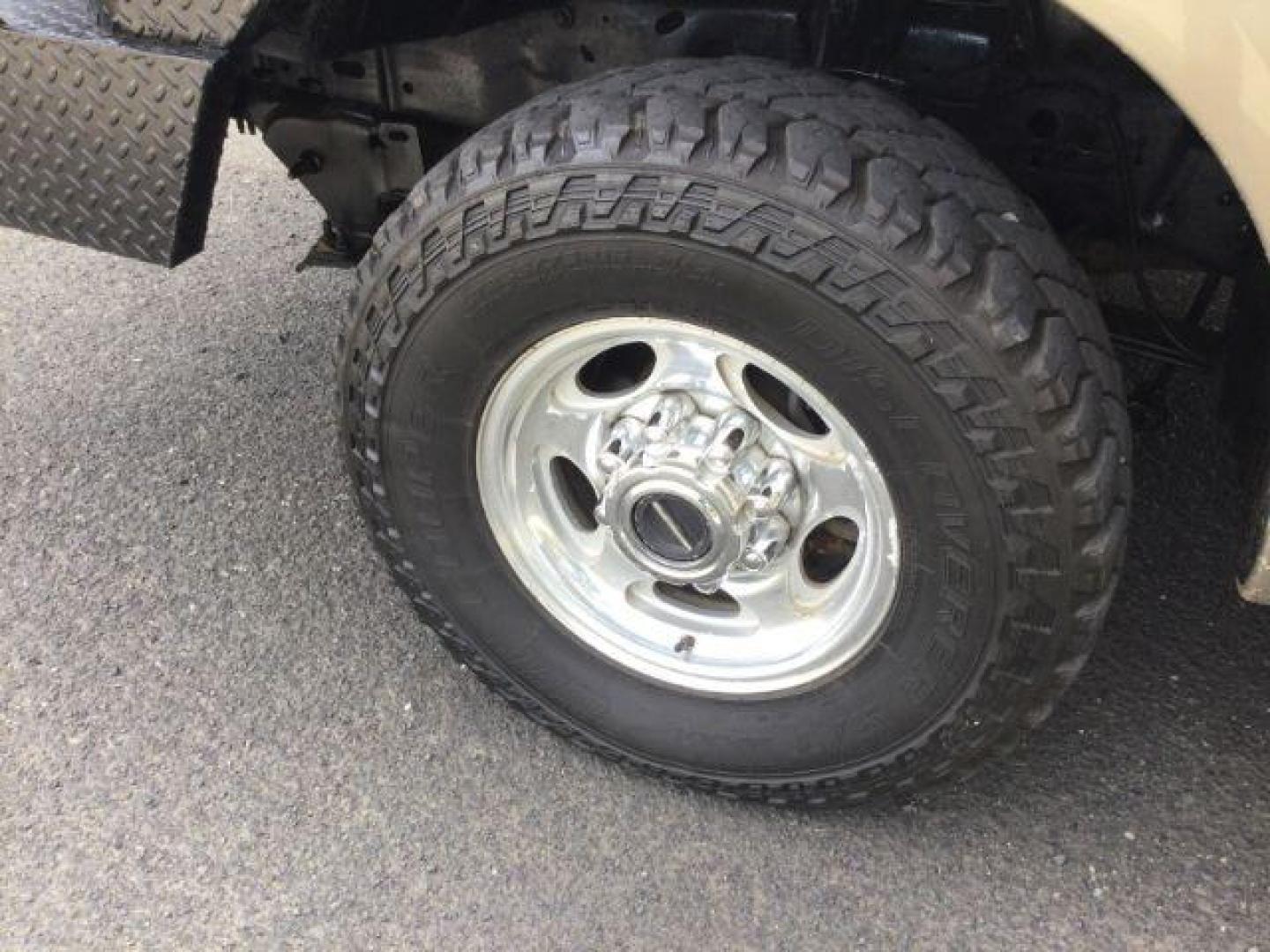 2004 Arizona Beige Metallic /Castano Leather Interior Ford F-350 Lariat Crew Cab Long Bed 4WD (1FTSW31P94E) with an 6.0L V8 OHV 32V TURBO DIESEL engine, 6-Speed Manual transmission, located at 1801 Main Street, Lewiston, 83501, (208) 743-9371, 46.417065, -117.004799 - Photo#22