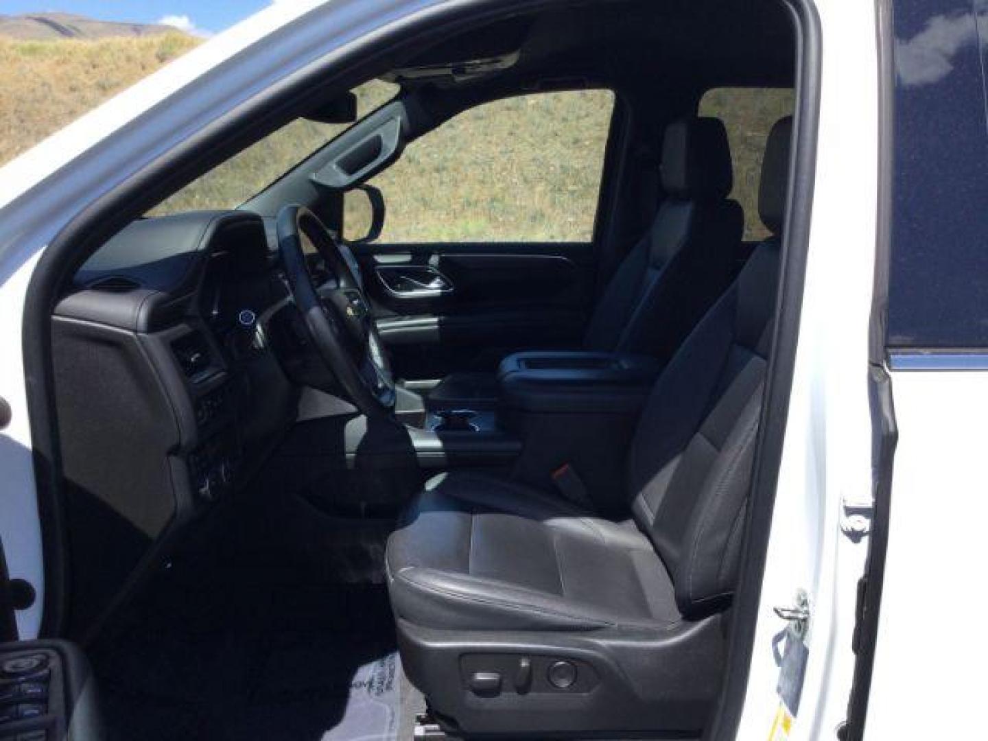 2023 Summit White /Jet Black Chevrolet Suburban 4WD LT (1GNSKCKD2PR) with an EcoTec3 5.3L V-8 gasoline direct injection engine, 10 speed automatic transmission, located at 1801 Main Street, Lewiston, 83501, (208) 743-9371, 46.417065, -117.004799 - Photo#4