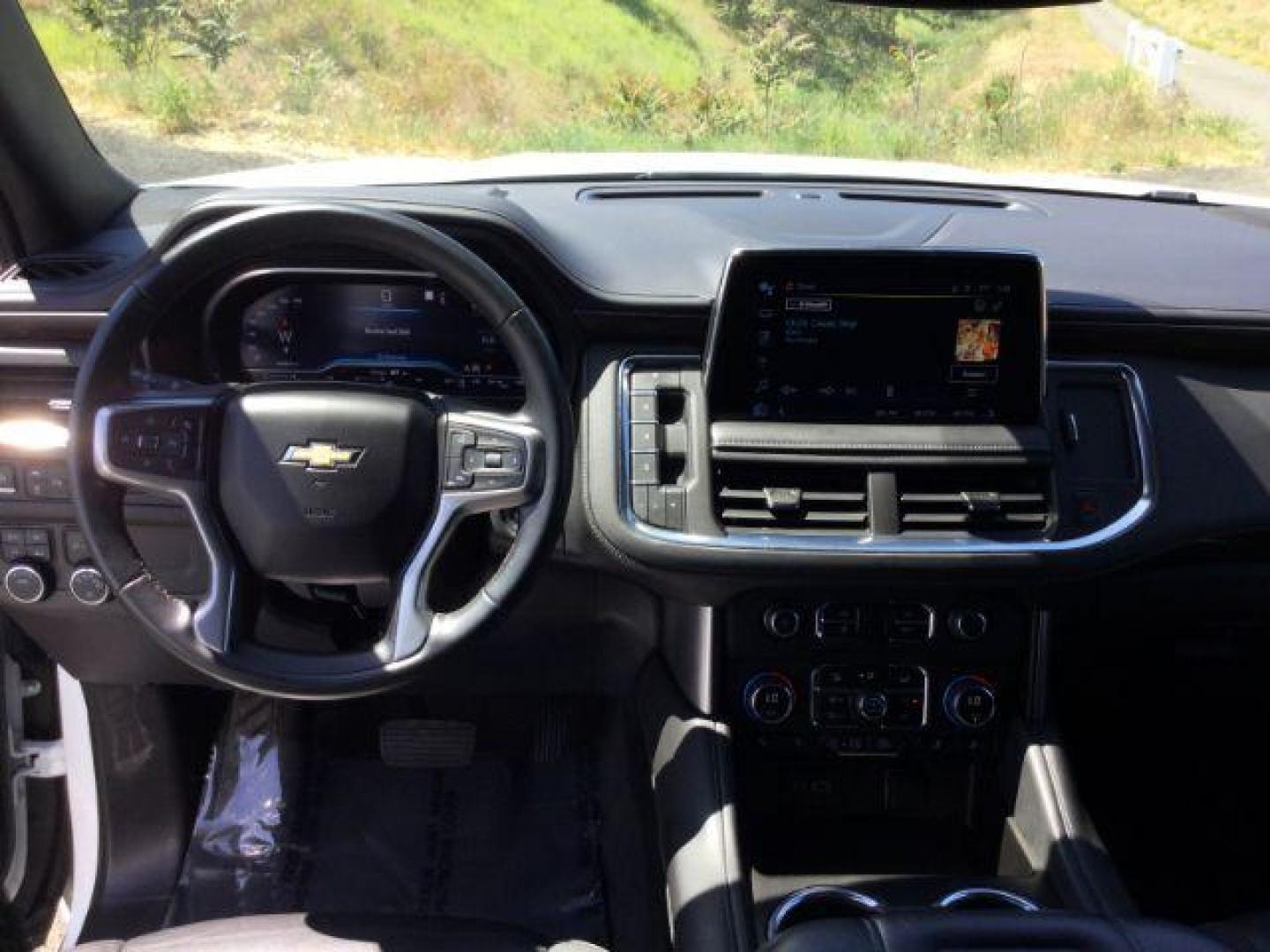 2023 Summit White /Jet Black Chevrolet Suburban 4WD LT (1GNSKCKD2PR) with an EcoTec3 5.3L V-8 gasoline direct injection engine, 10 speed automatic transmission, located at 1801 Main Street, Lewiston, 83501, (208) 743-9371, 46.417065, -117.004799 - Photo#5