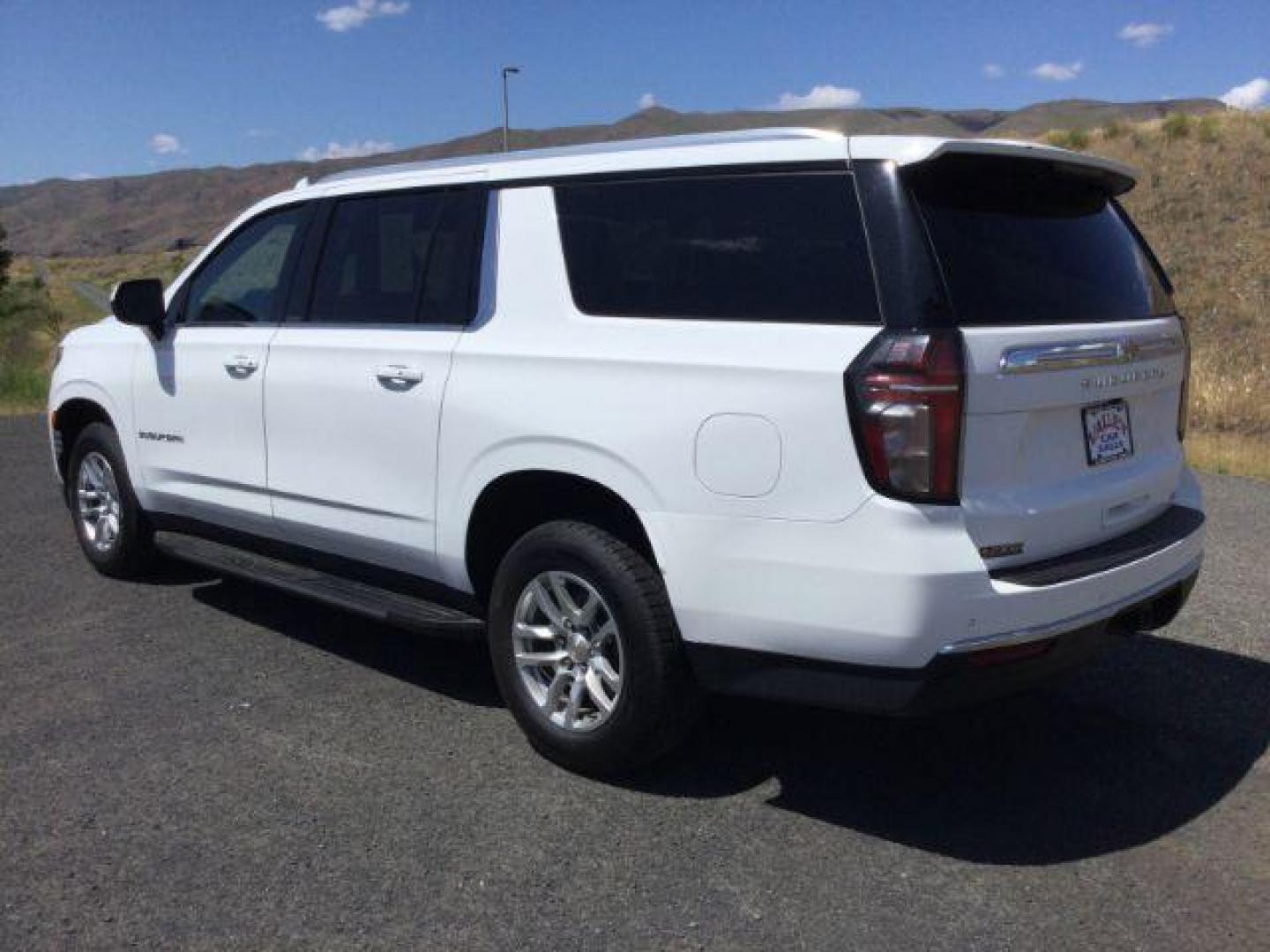 2023 Summit White /Jet Black Chevrolet Suburban 4WD LT (1GNSKCKD2PR) with an EcoTec3 5.3L V-8 gasoline direct injection engine, 10 speed automatic transmission, located at 1801 Main Street, Lewiston, 83501, (208) 743-9371, 46.417065, -117.004799 - Photo#8