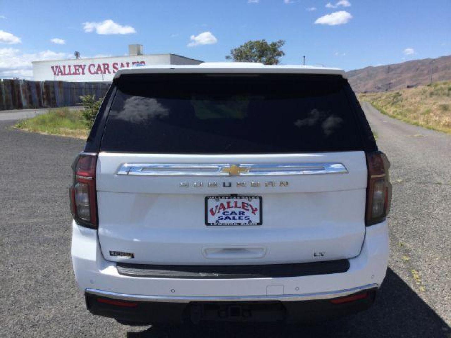 2023 Summit White /Jet Black Chevrolet Suburban 4WD LT (1GNSKCKD2PR) with an EcoTec3 5.3L V-8 gasoline direct injection engine, 10 speed automatic transmission, located at 1801 Main Street, Lewiston, 83501, (208) 743-9371, 46.417065, -117.004799 - Photo#9