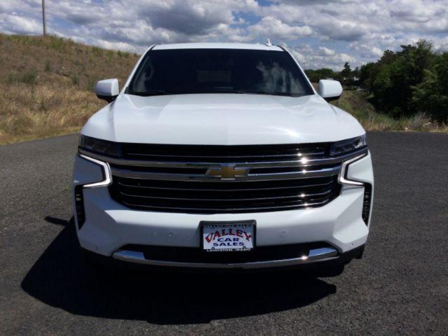 2023 Summit White /Jet Black Chevrolet Suburban 4WD LT (1GNSKCKD2PR) with an EcoTec3 5.3L V-8 gasoline direct injection engine, 10 speed automatic transmission, located at 1801 Main Street, Lewiston, 83501, (208) 743-9371, 46.417065, -117.004799 - Photo#15