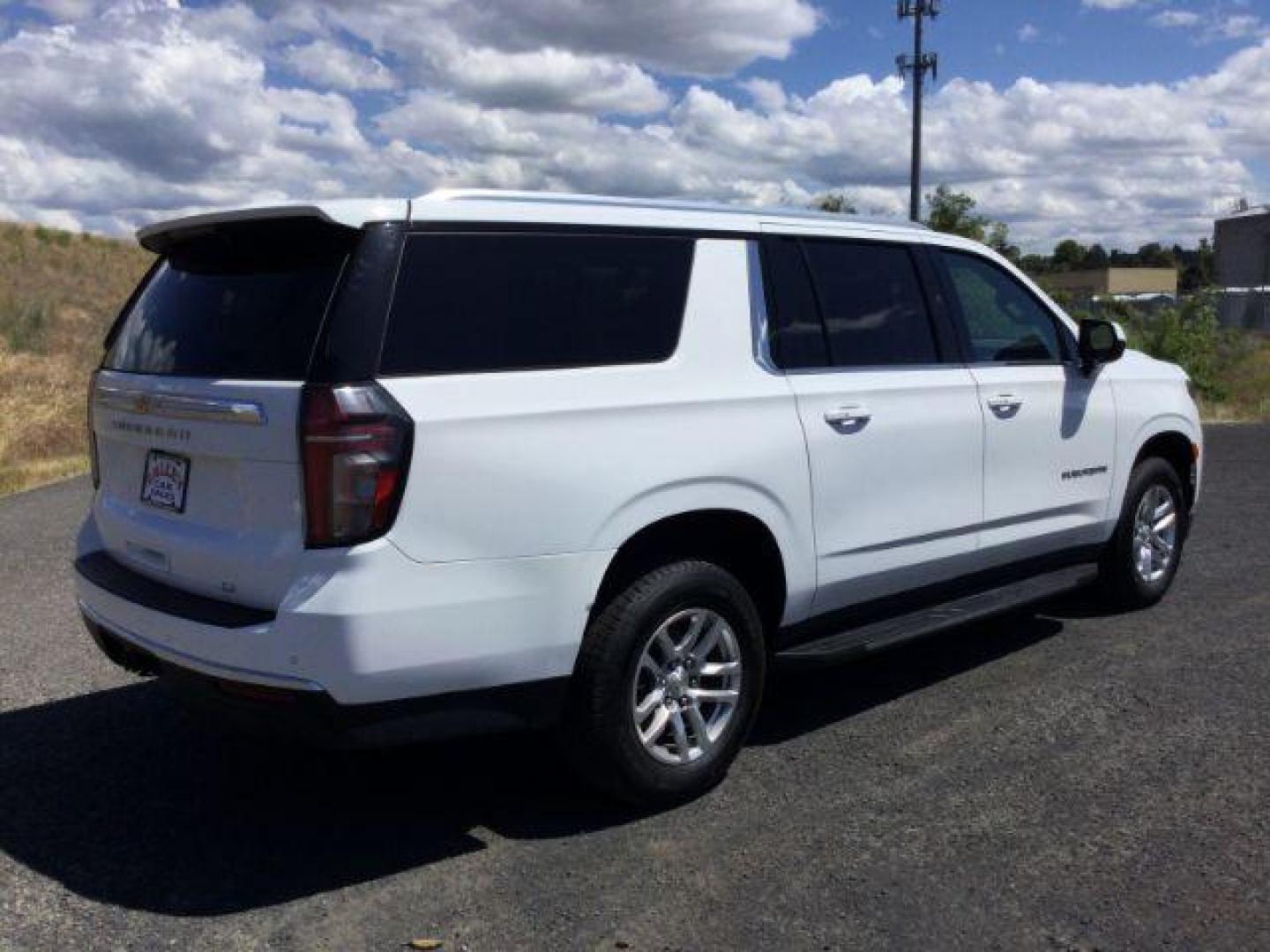 2023 Summit White /Jet Black Chevrolet Suburban 4WD LT (1GNSKCKD2PR) with an EcoTec3 5.3L V-8 gasoline direct injection engine, 10 speed automatic transmission, located at 1801 Main Street, Lewiston, 83501, (208) 743-9371, 46.417065, -117.004799 - Photo#22