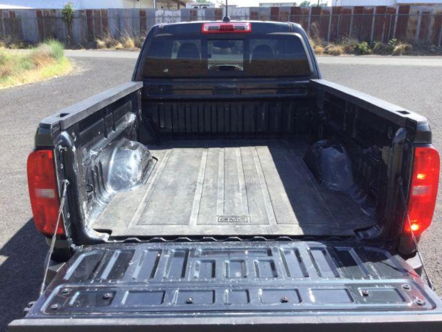 2018 Graphite Metallic /Jet Black/Dark Ash Chevrolet Colorado LT (1GCHTCEN1J1) with an 3.6L V-6 gasoline direct injection engine, 6-Speed Automatic transmission, located at 1801 Main Street, Lewiston, 83501, (208) 743-9371, 46.417065, -117.004799 - Photo#20