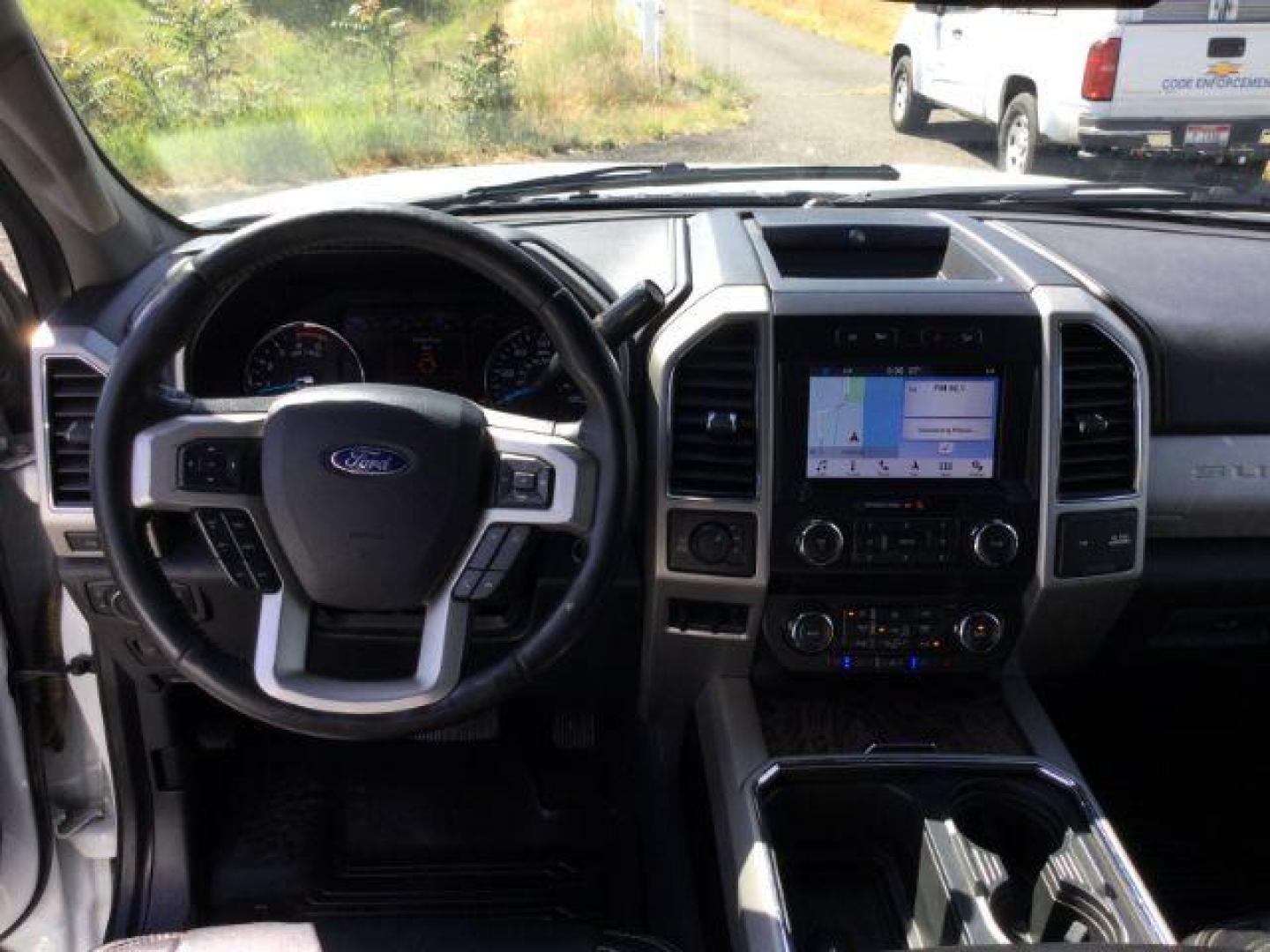 2019 Oxford White /Black Ford F-350 Lariat Crew Cab 4WD (1FT8W3BT9KE) with an Powerstroke 6.7L V-8 diesel direct injection engine, 6-Speed Automatic transmission, located at 1801 Main Street, Lewiston, 83501, (208) 743-9371, 46.417065, -117.004799 - Photo#4