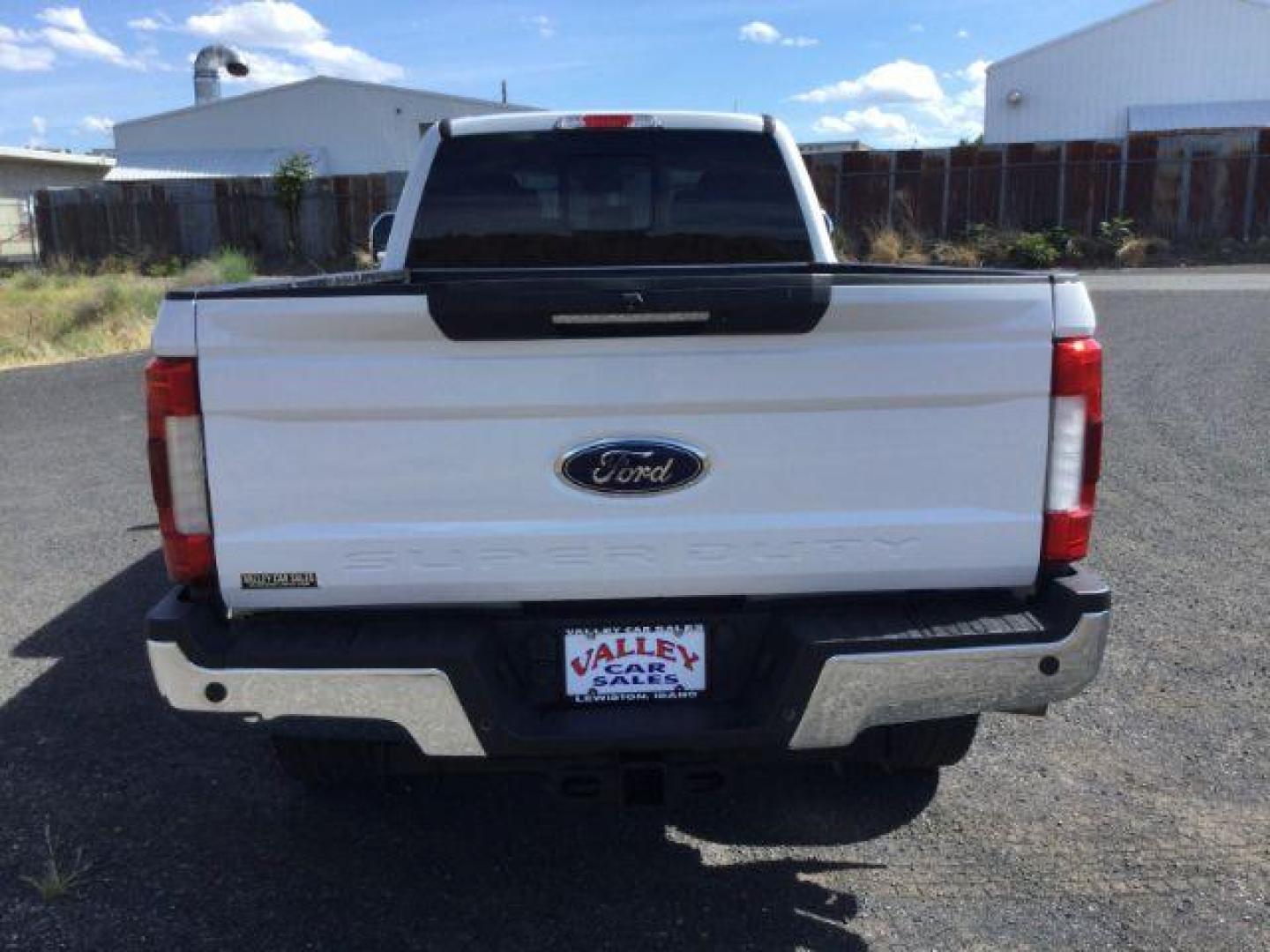 2019 Oxford White /Black Ford F-350 Lariat Crew Cab 4WD (1FT8W3BT9KE) with an Powerstroke 6.7L V-8 diesel direct injection engine, 6-Speed Automatic transmission, located at 1801 Main Street, Lewiston, 83501, (208) 743-9371, 46.417065, -117.004799 - Photo#7