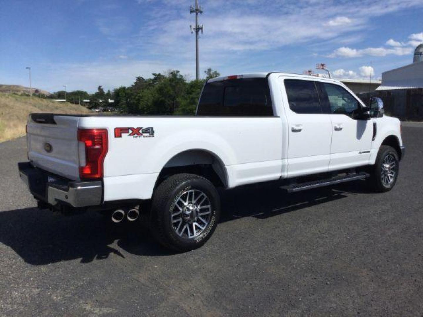 2019 Oxford White /Black Ford F-350 Lariat Crew Cab 4WD (1FT8W3BT9KE) with an Powerstroke 6.7L V-8 diesel direct injection engine, 6-Speed Automatic transmission, located at 1801 Main Street, Lewiston, 83501, (208) 743-9371, 46.417065, -117.004799 - Photo#8
