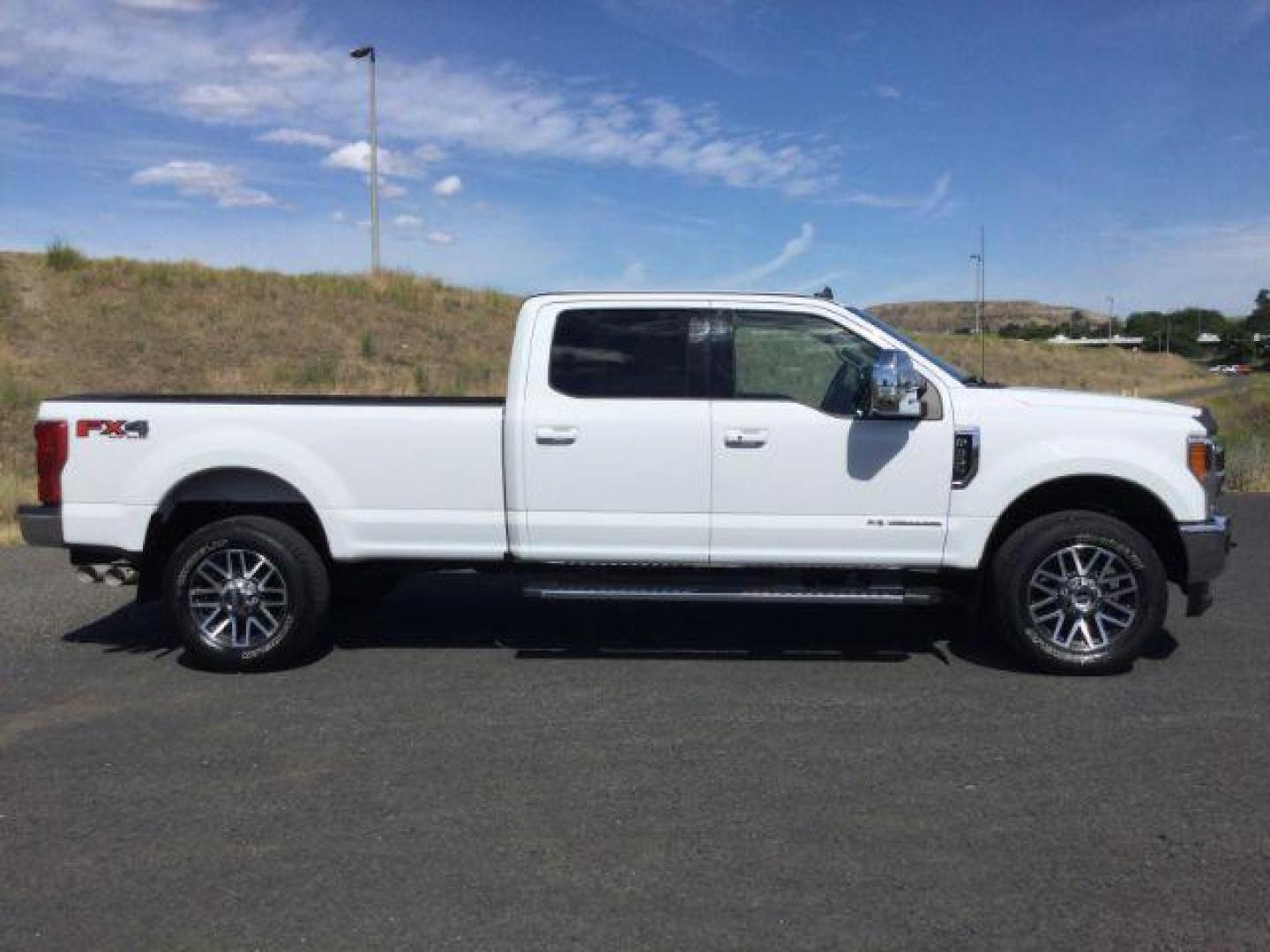 2019 Oxford White /Black Ford F-350 Lariat Crew Cab 4WD (1FT8W3BT9KE) with an Powerstroke 6.7L V-8 diesel direct injection engine, 6-Speed Automatic transmission, located at 1801 Main Street, Lewiston, 83501, (208) 743-9371, 46.417065, -117.004799 - Photo#9