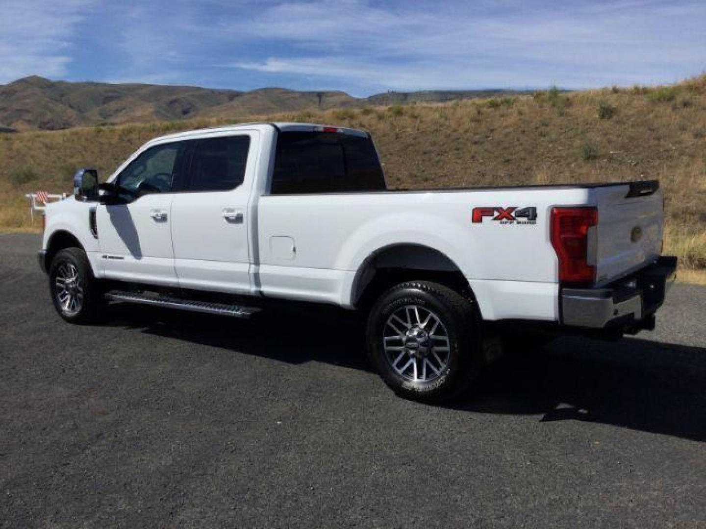 2019 Oxford White /Black Ford F-350 Lariat Crew Cab 4WD (1FT8W3BT9KE) with an Powerstroke 6.7L V-8 diesel direct injection engine, 6-Speed Automatic transmission, located at 1801 Main Street, Lewiston, 83501, (208) 743-9371, 46.417065, -117.004799 - Photo#13