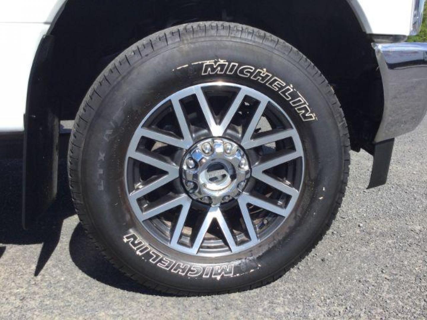 2019 Oxford White /Black Ford F-350 Lariat Crew Cab 4WD (1FT8W3BT9KE) with an Powerstroke 6.7L V-8 diesel direct injection engine, 6-Speed Automatic transmission, located at 1801 Main Street, Lewiston, 83501, (208) 743-9371, 46.417065, -117.004799 - Photo#16