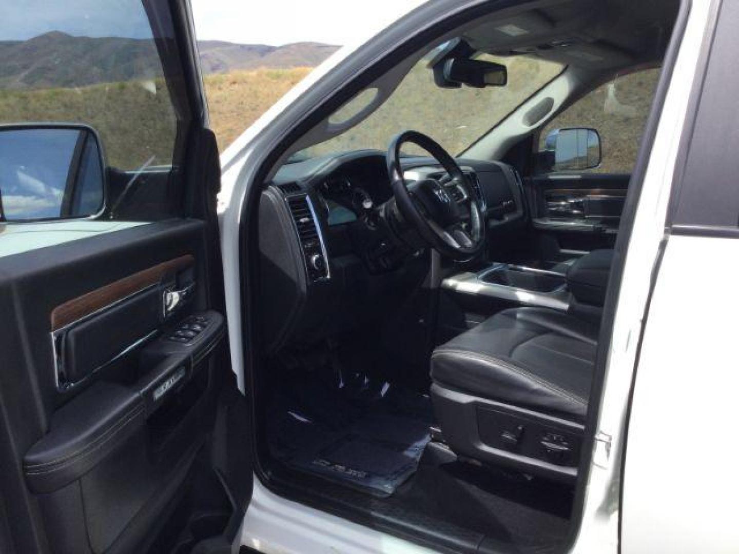 2018 Pearl White /Black, leather RAM 2500 Laramie Crew Cab SWB 4WD (3C6UR5FL4JG) with an 6.7L L6 OHV 24V TURBO DIESEL engine, 6-Speed Automatic transmission, located at 1801 Main Street, Lewiston, 83501, (208) 743-9371, 46.417065, -117.004799 - Photo#4