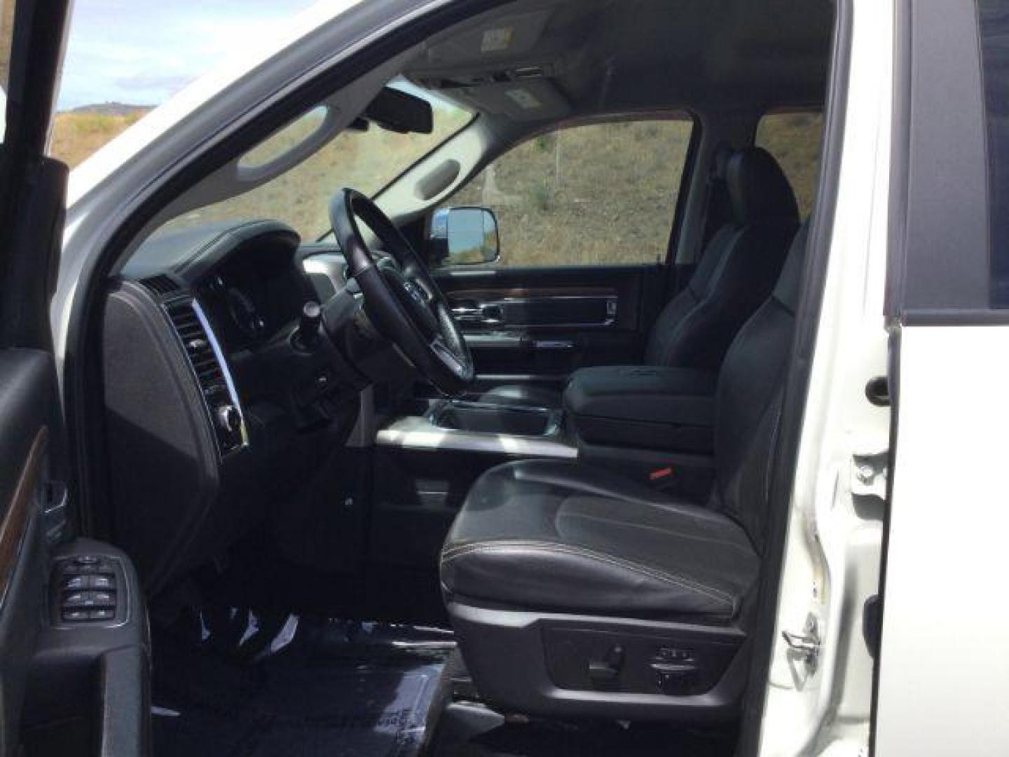 2018 Pearl White /Black, leather RAM 2500 Laramie Crew Cab SWB 4WD (3C6UR5FL4JG) with an 6.7L L6 OHV 24V TURBO DIESEL engine, 6-Speed Automatic transmission, located at 1801 Main Street, Lewiston, 83501, (208) 743-9371, 46.417065, -117.004799 - Photo#5