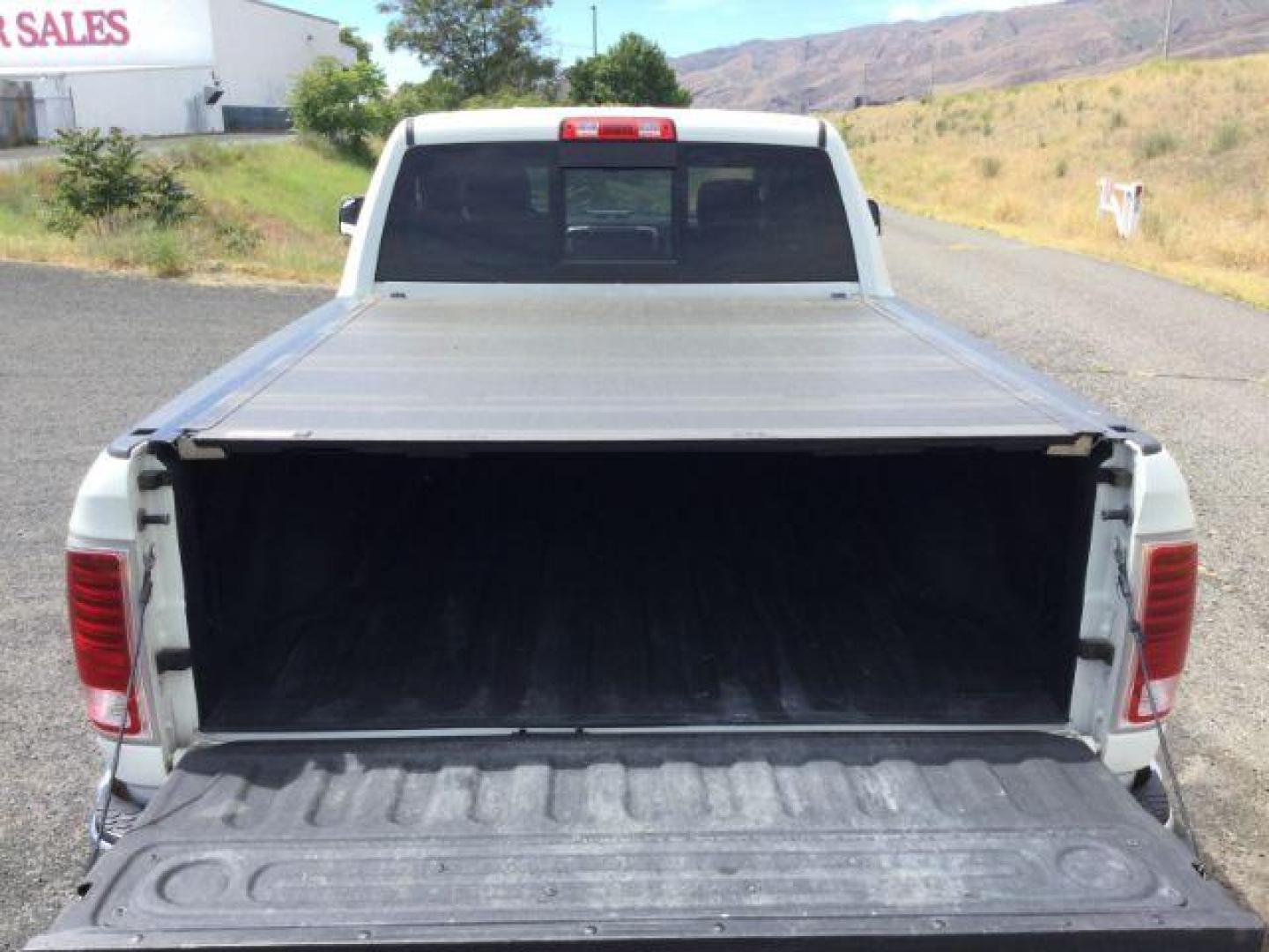 2018 Pearl White /Black, leather RAM 2500 Laramie Crew Cab SWB 4WD (3C6UR5FL4JG) with an 6.7L L6 OHV 24V TURBO DIESEL engine, 6-Speed Automatic transmission, located at 1801 Main Street, Lewiston, 83501, (208) 743-9371, 46.417065, -117.004799 - Photo#8